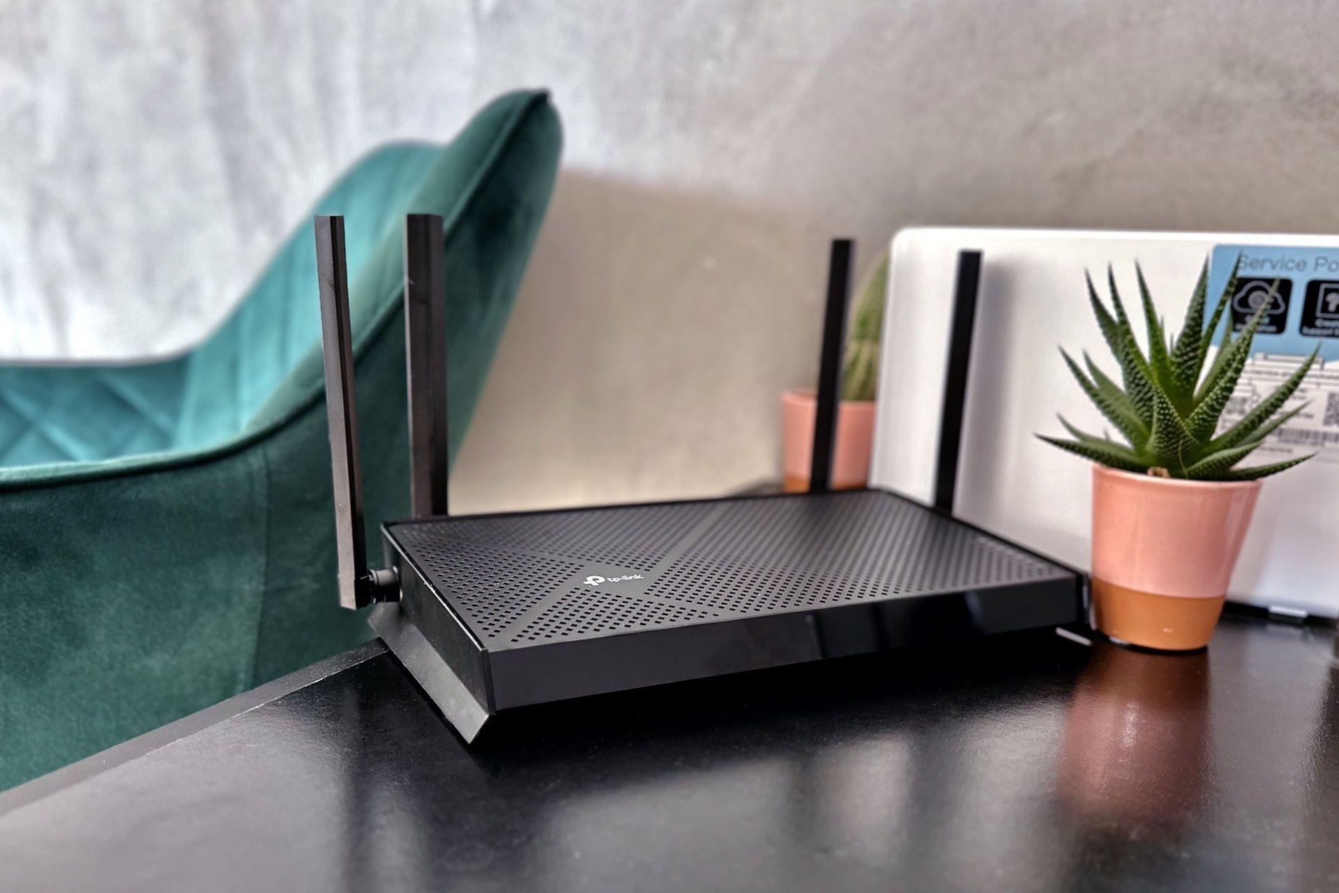TP-Link Archer BE230 - na komodzie obok NAS