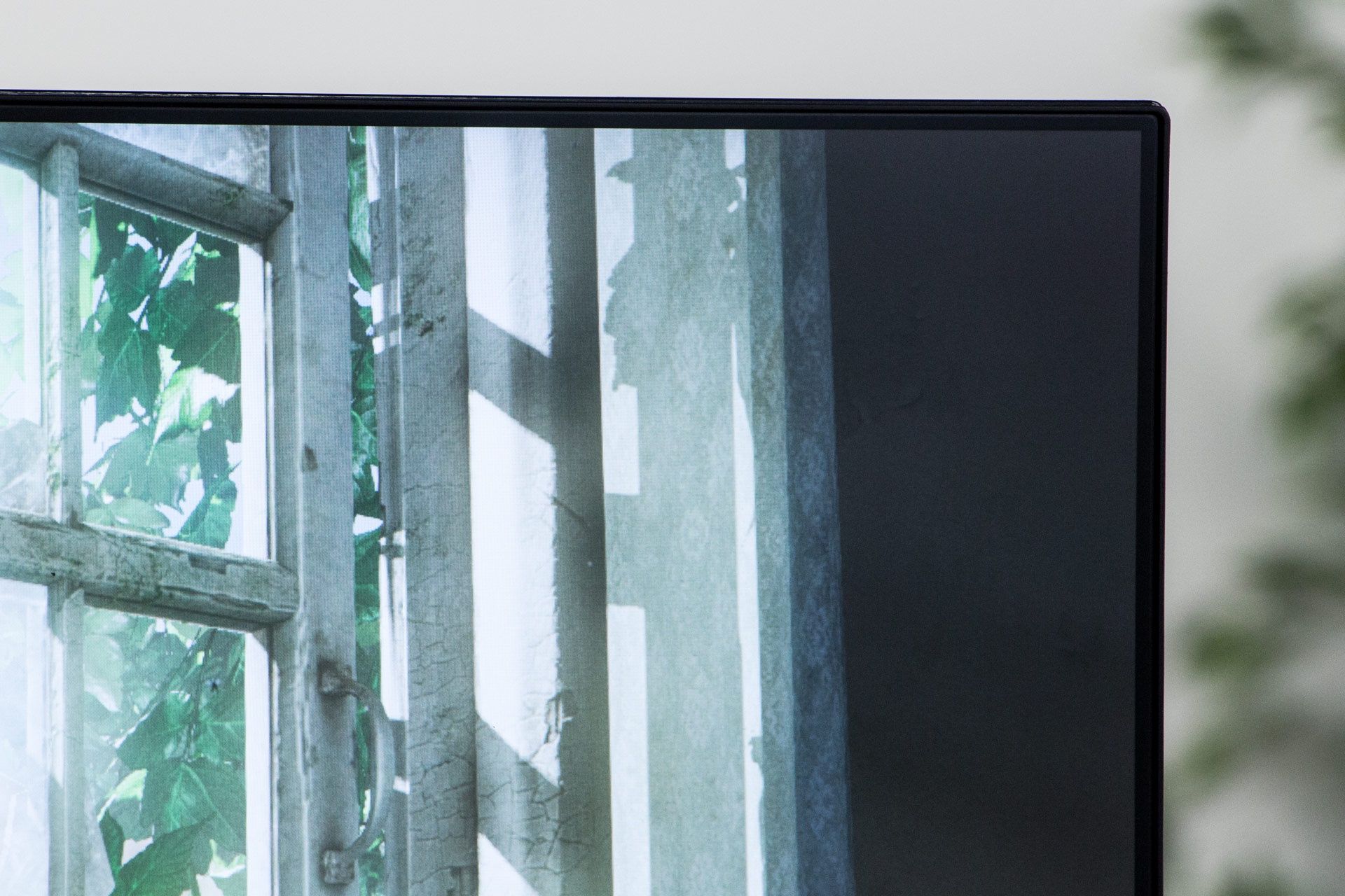 LG 27GN950-B - bezramkowa konstrukcja