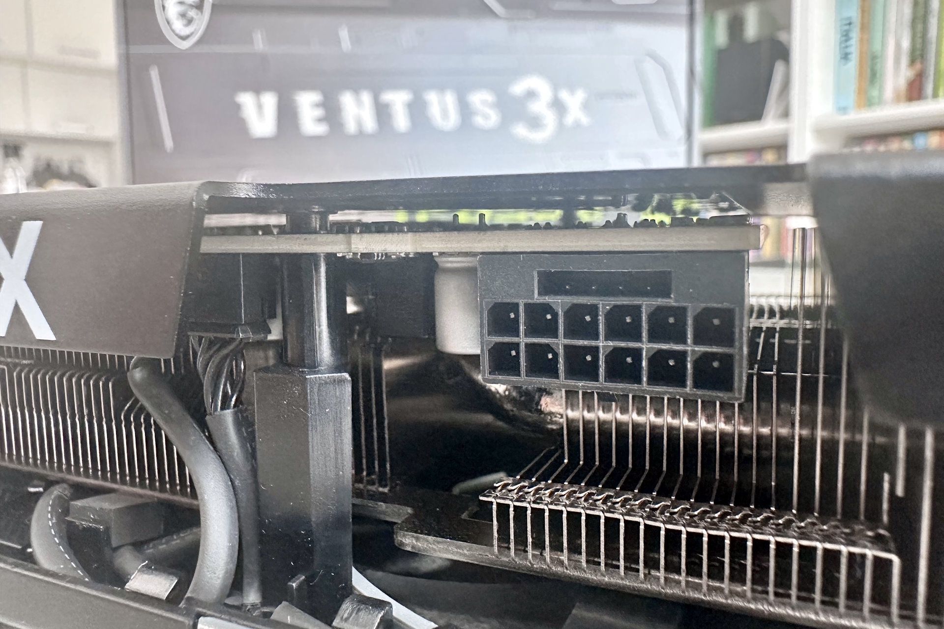 MSI GeForce RTX 5070 Ventus 3X - złącze zasilania