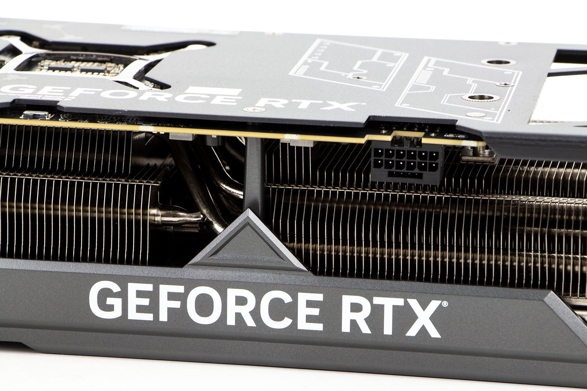 ASUS GeForce RTX 4080 TUF Gaming OC - złacze zasilania i przełącznik BIOS