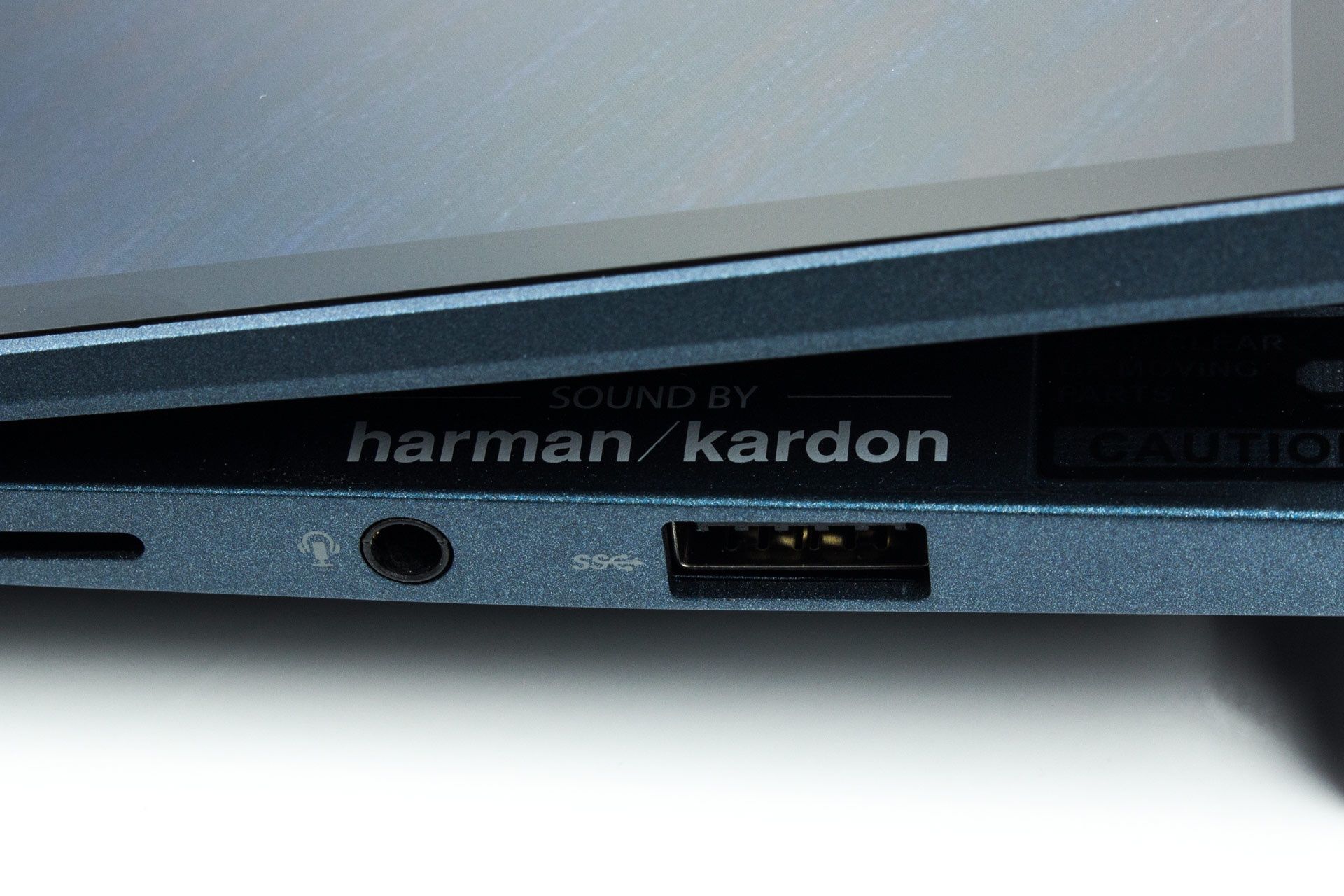 ASUS ZenBook Duo UX482E - w środku kryją się głośniki Harman Kardon