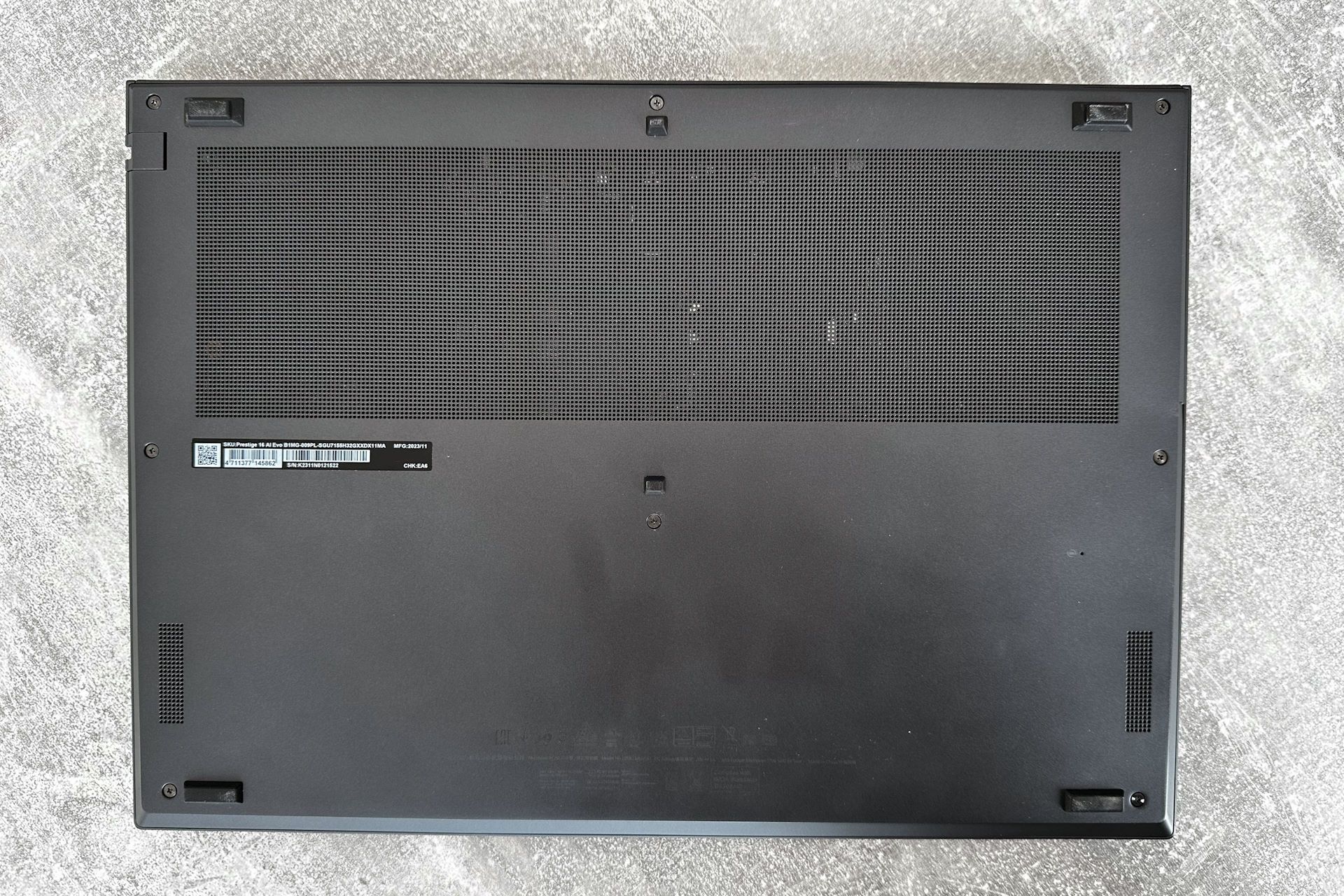MSI Prestige 16 AI Evo - od spodu
