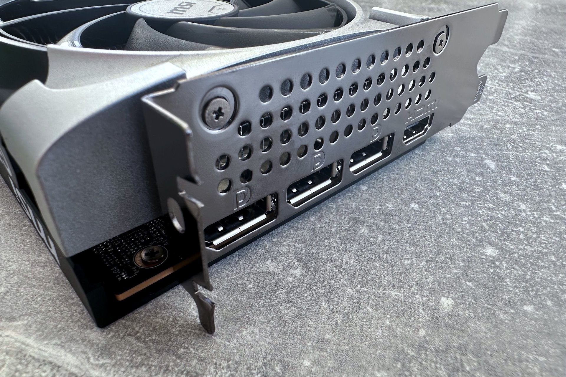 MSI GeForce RTX 5050 Ventus X2 - złącza