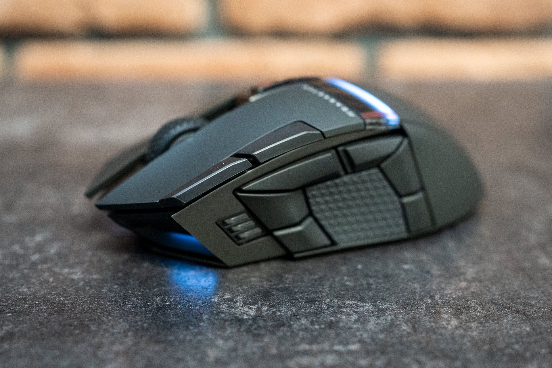 Corsair Darkstar Wireless - sześć bocznych przycisków
