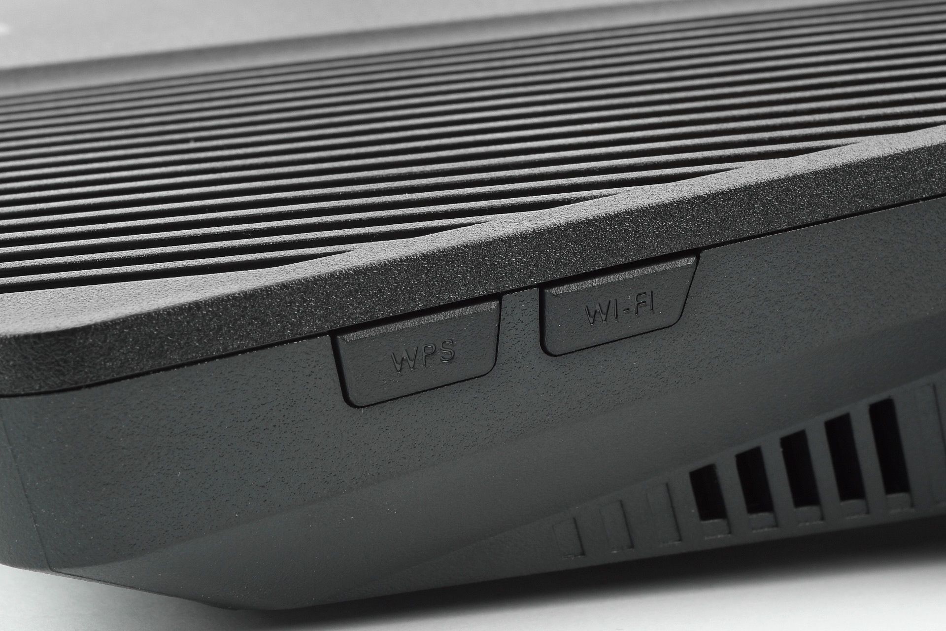 Synology RT6600ax - przyciski z boku
