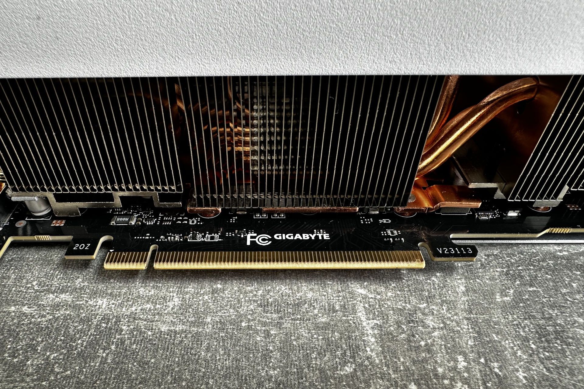 Gigabyte GeForce RTX 4080 Super AERO - wzmocnione złącze PCI-E