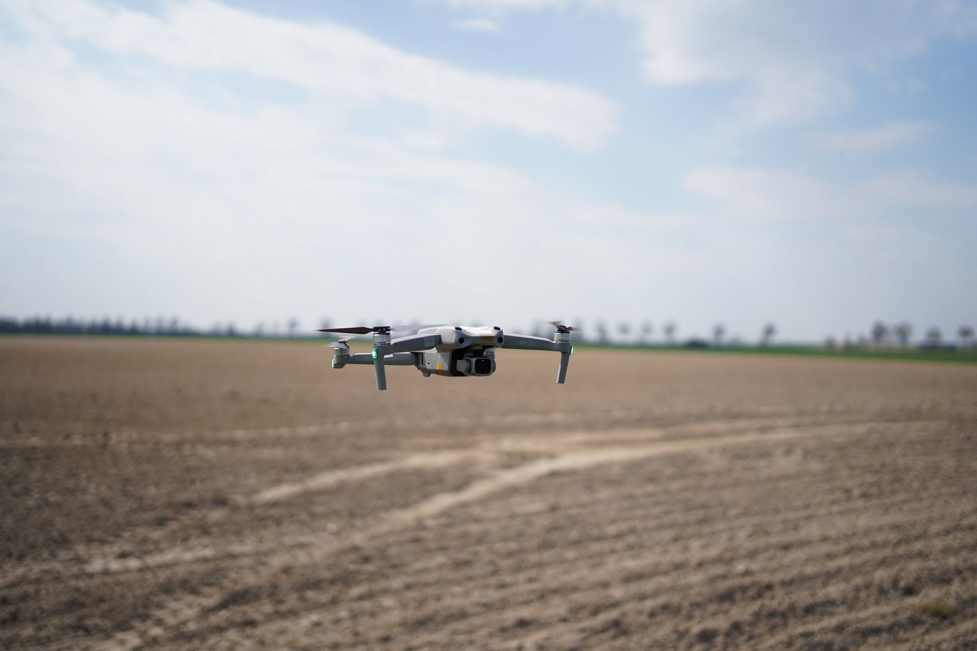 DJI FPV vs DJI Air 2S - DJI Air 2S w locie