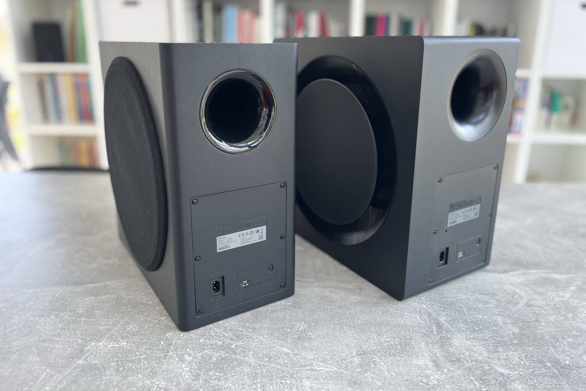 Samsung HW-Q990B vs Samsung HW-Q950A - porównanie subwooferów z boku