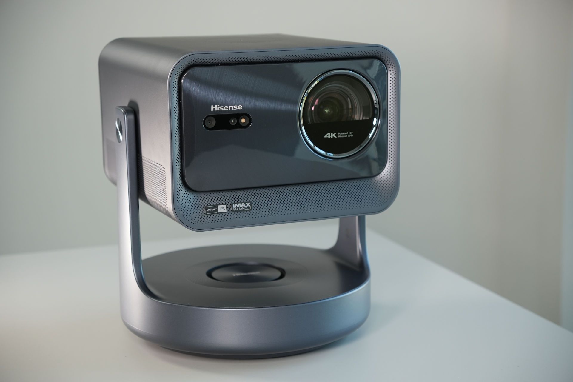 Hisense C2 Ultra - z profilu