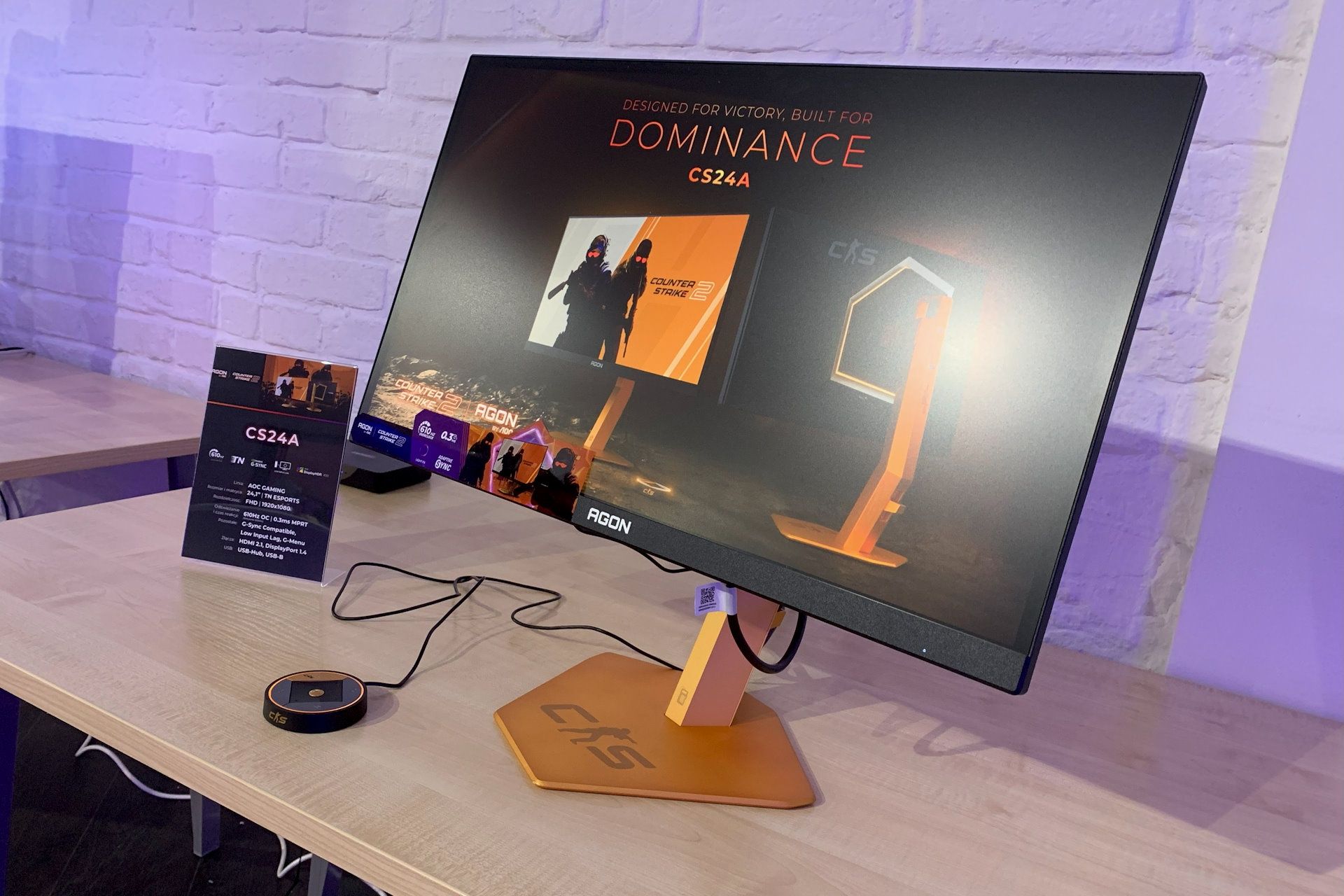 Prezentacja monitorów Philips i AOC - AOC CS24A z przodu