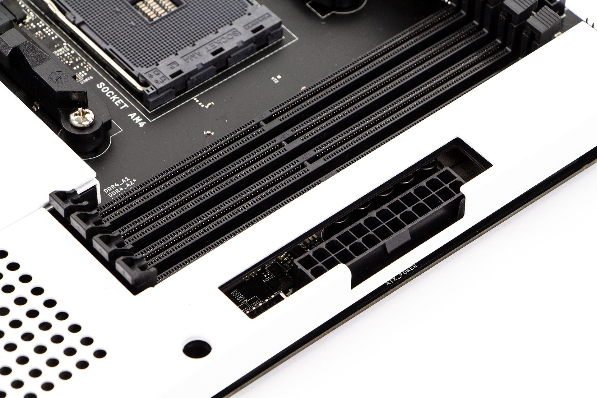 NZXT N7 B550 - banki RAM