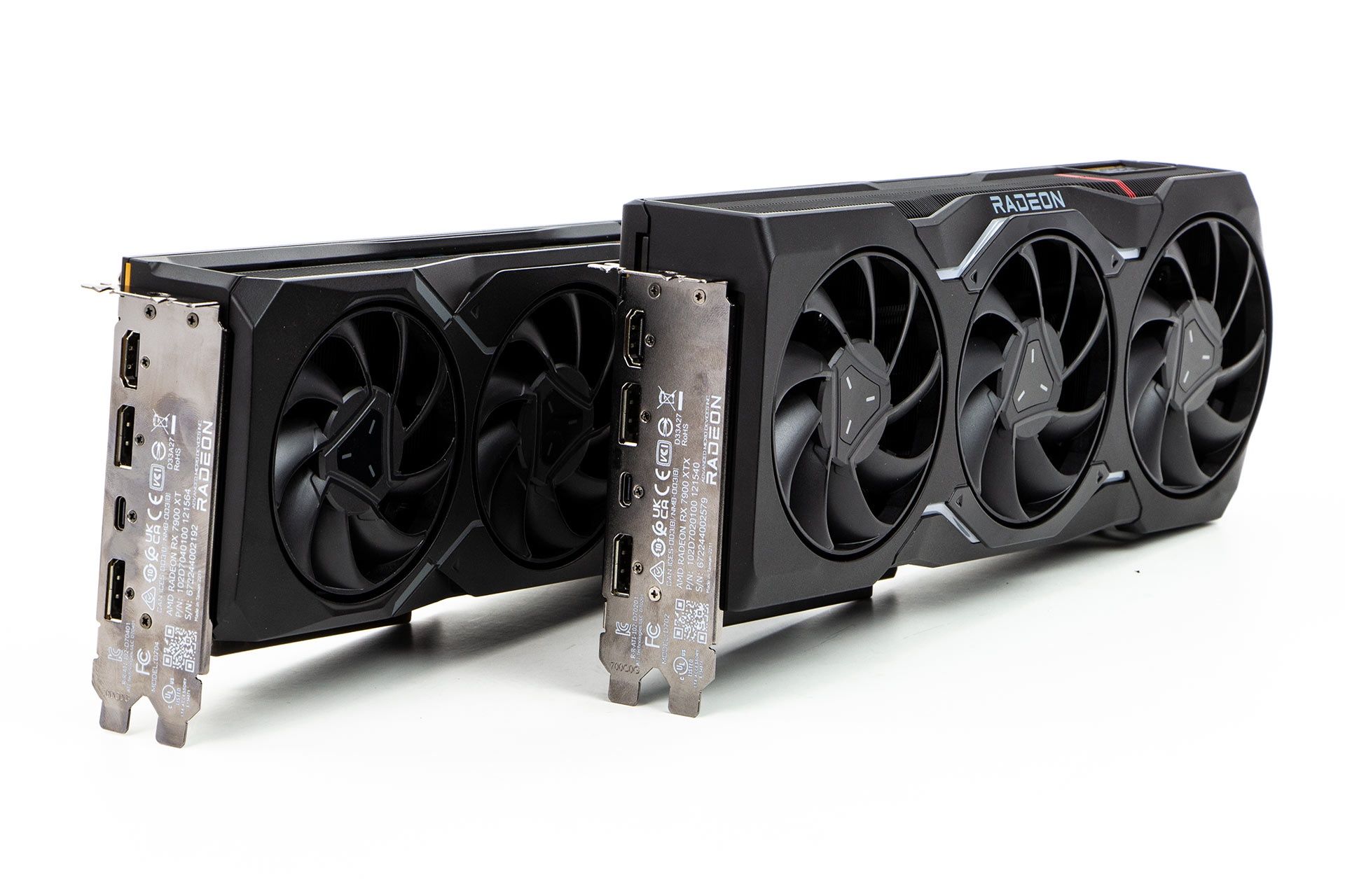 AMD Radeon RX 7900 XT obok RX 7900 XTX