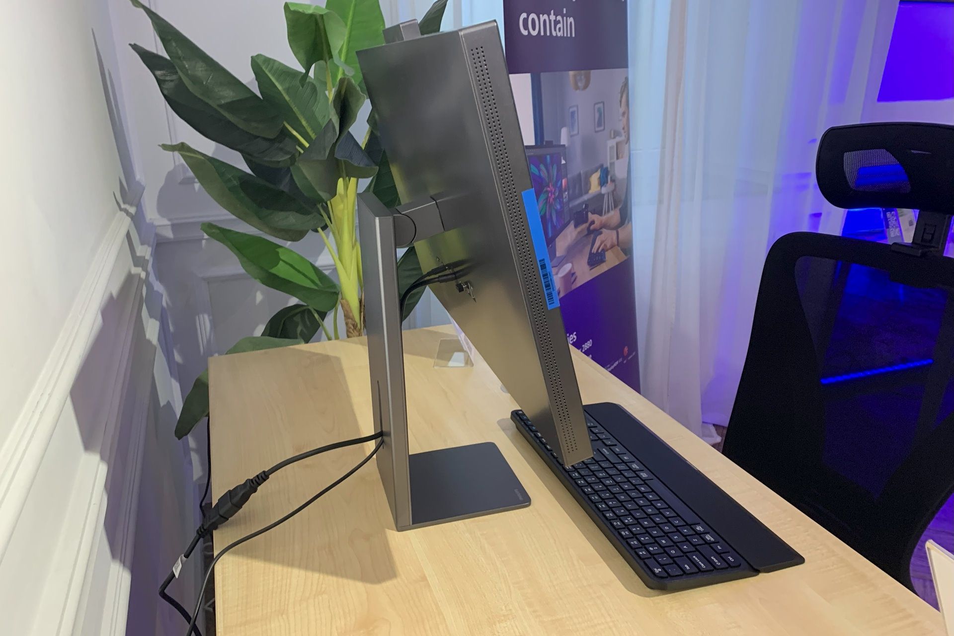 Prezentacja monitorów Philips i AOC - Philips 5K z tyłu