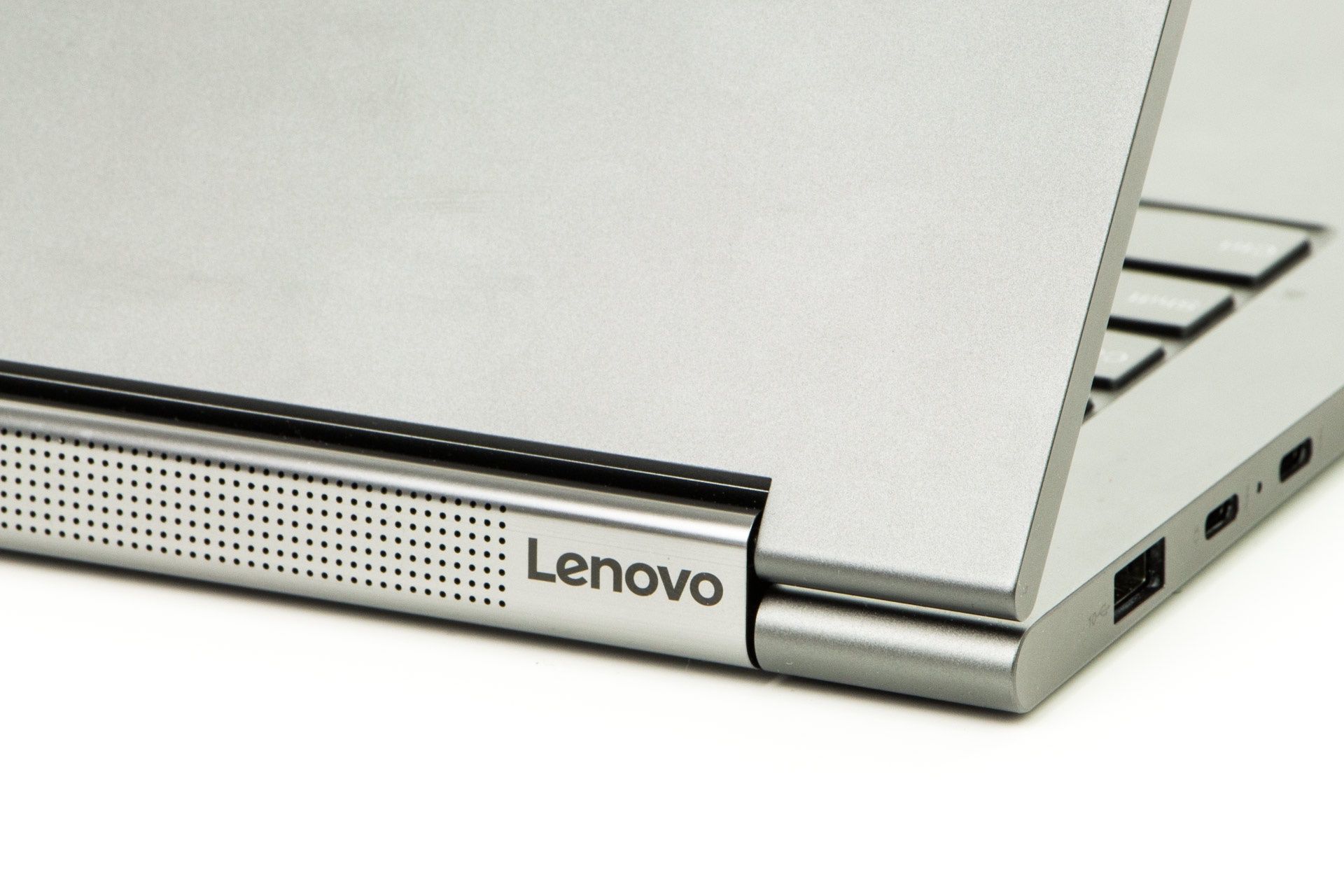 Lenovo Yoga C940 - Logo na soundbarze