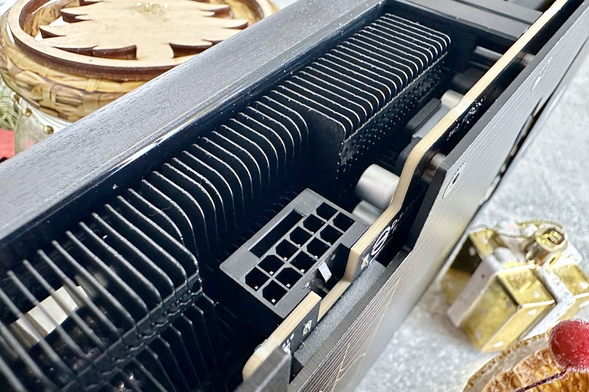 ASUS GeForce RTX 5080 ProArt OC Edition - złącze zasilania