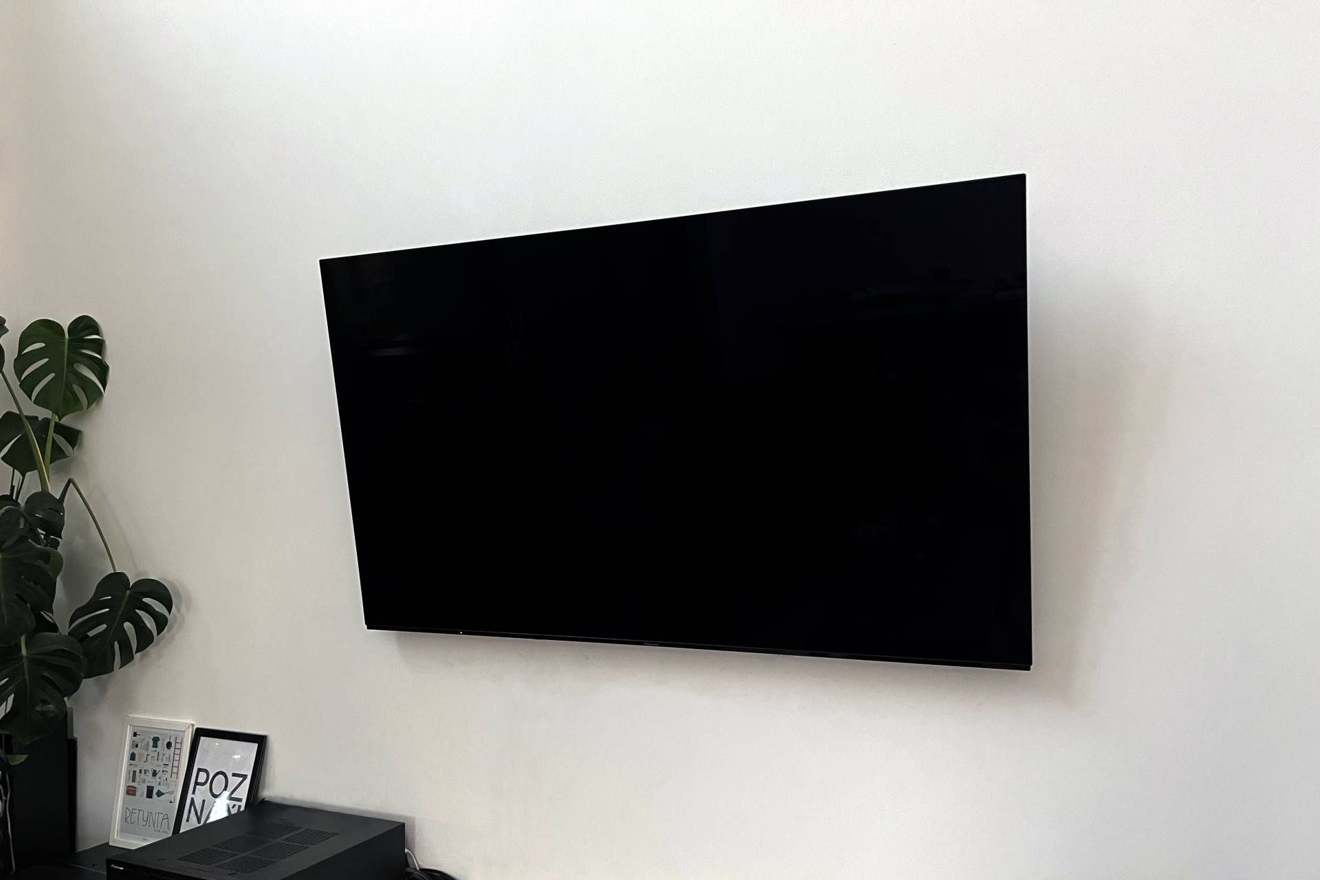 Panasonic TX-65JZ1500 - na ścianie