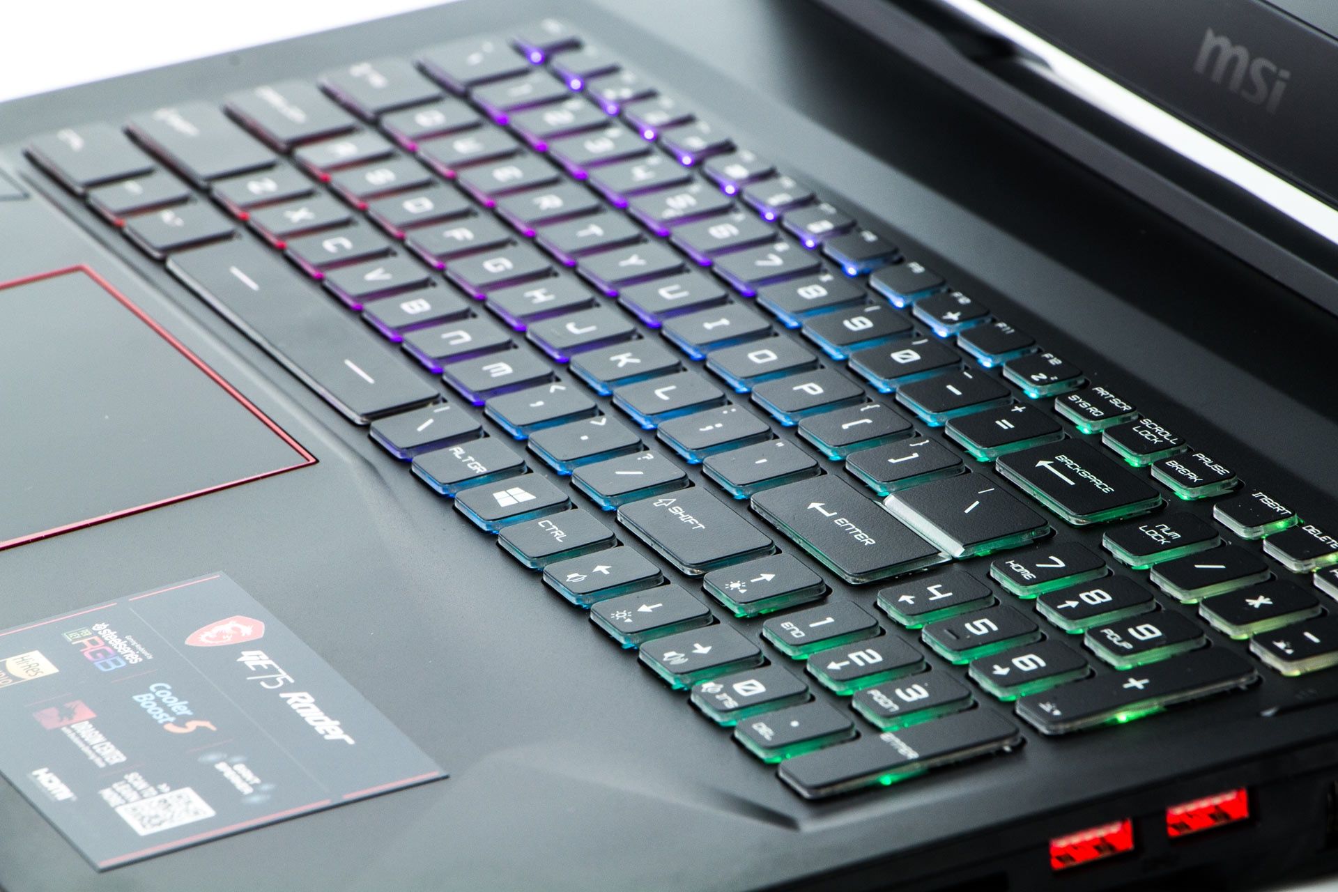 MSI GE75 Raider 10SGS - zbliżenie na klawiaturę