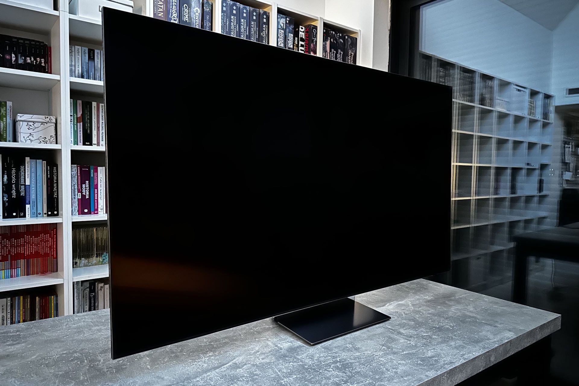 Samsung Excellence Line 8K QN900D - z profilu