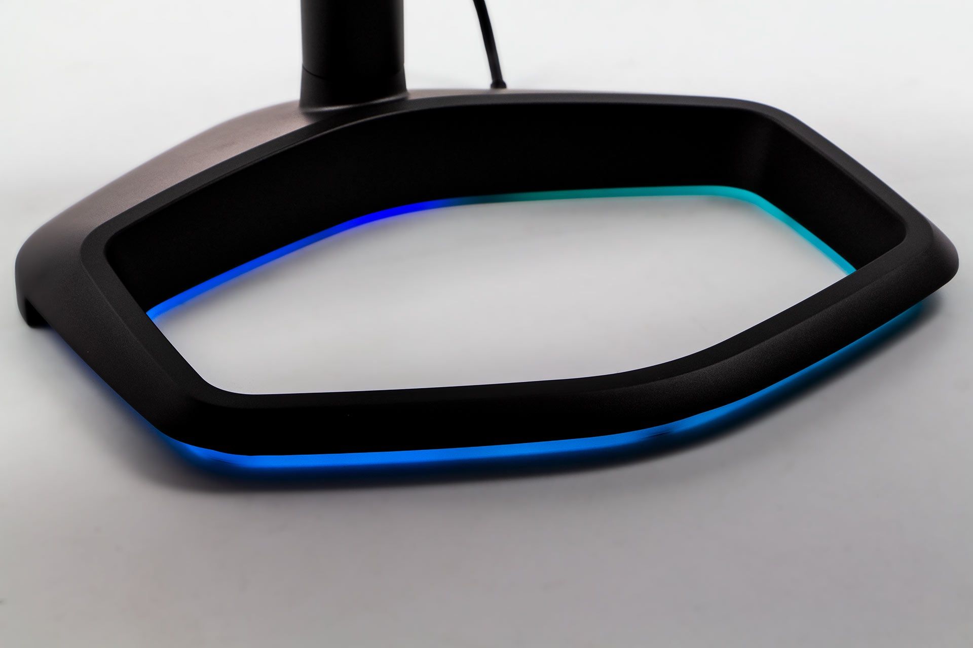 Cooler Master GM27-FQS ARGB - podświetlana podstawa