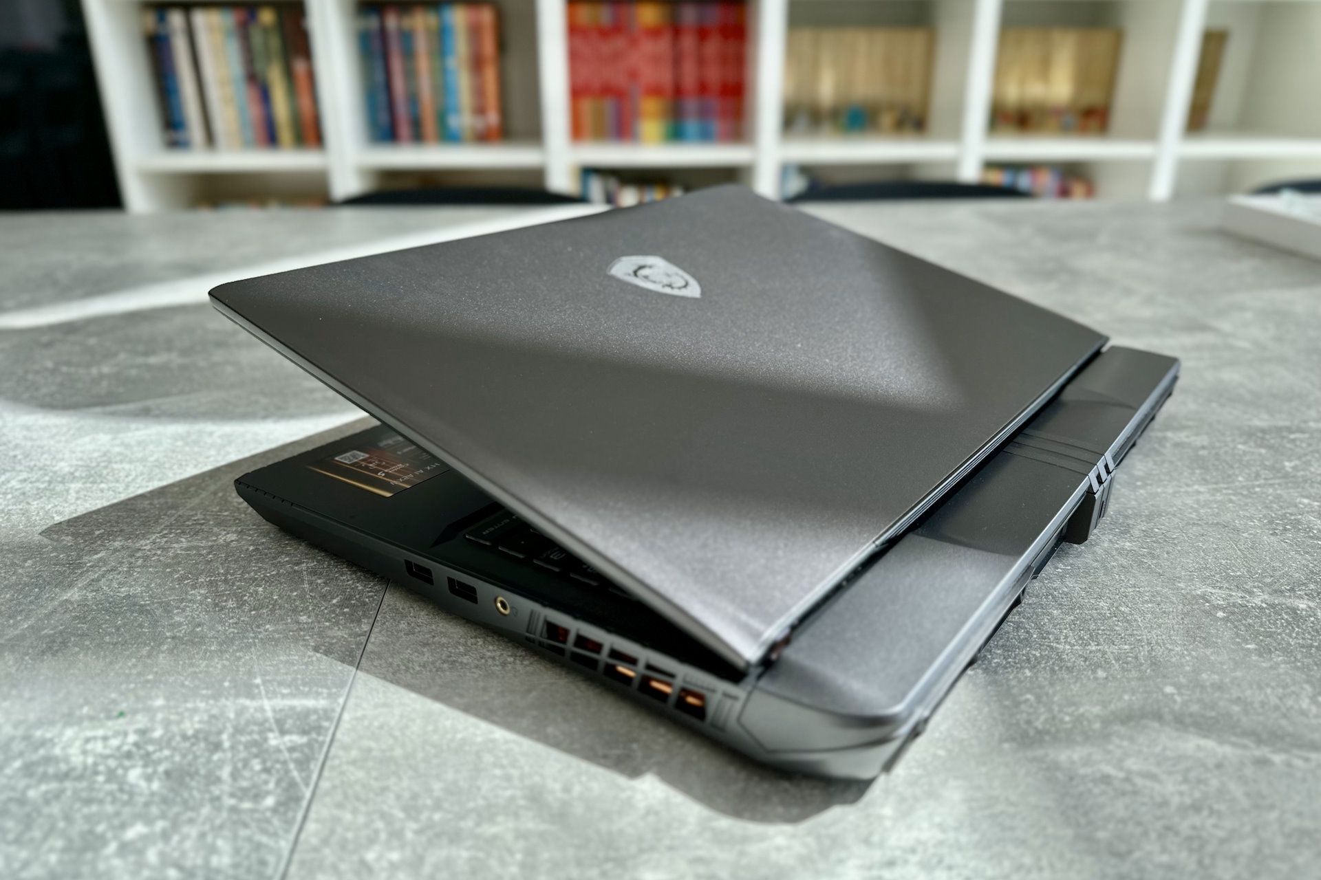 MSI Vector 16 HX AI - od tyłu