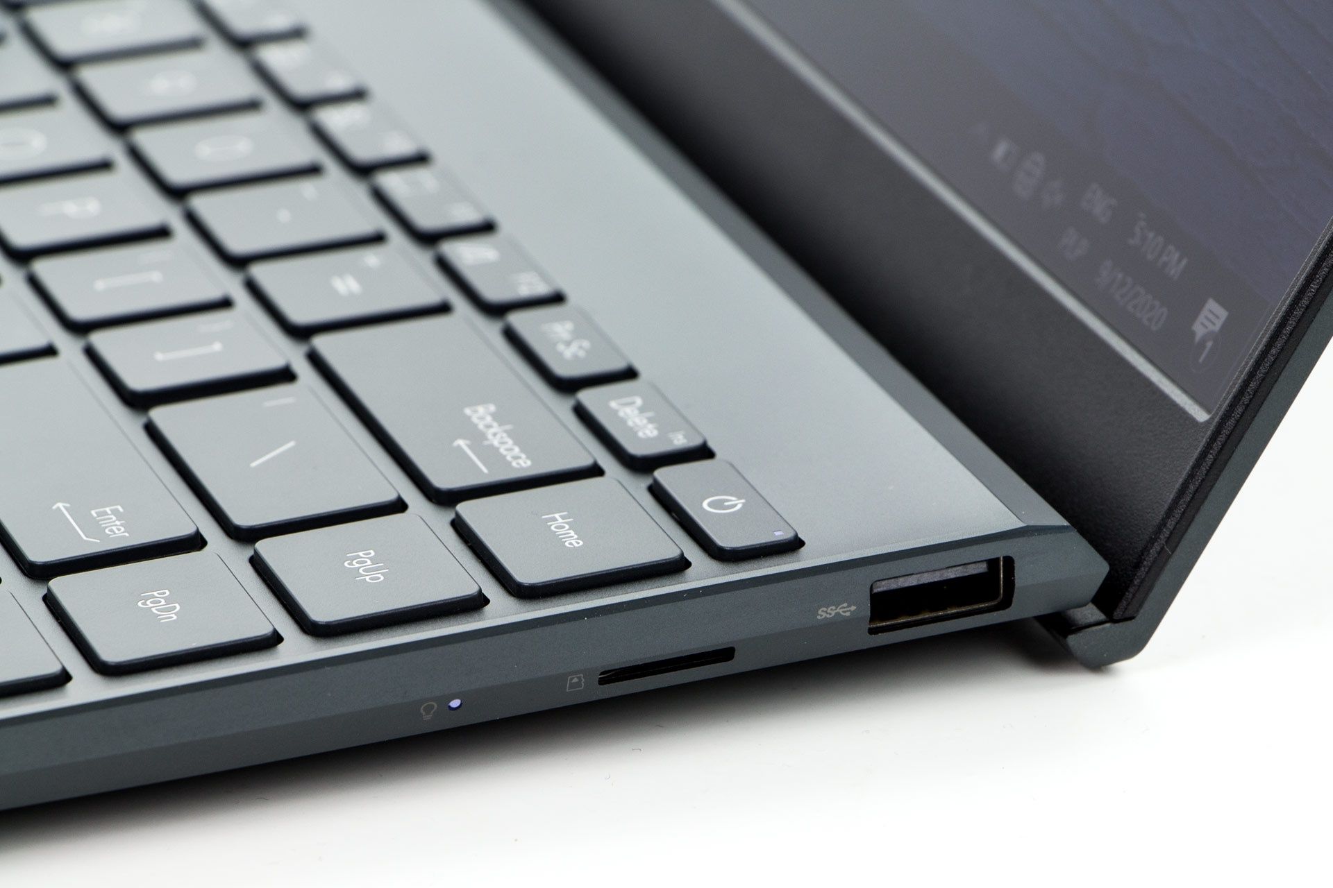 Asus ZenBook 14 UX425E - prawy bok