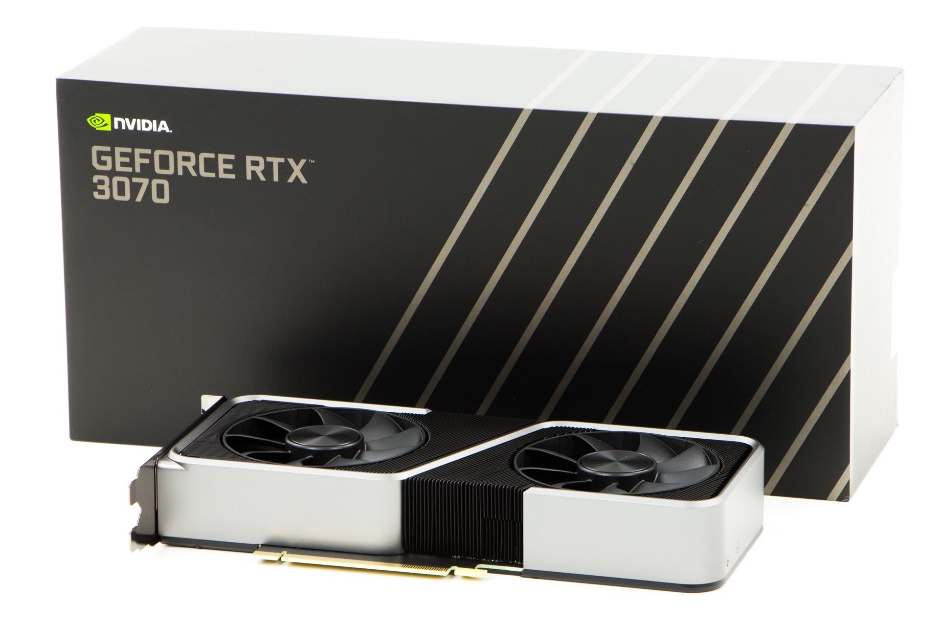 NVIDIA GeForce RTX 3070 FE - obok pudełka