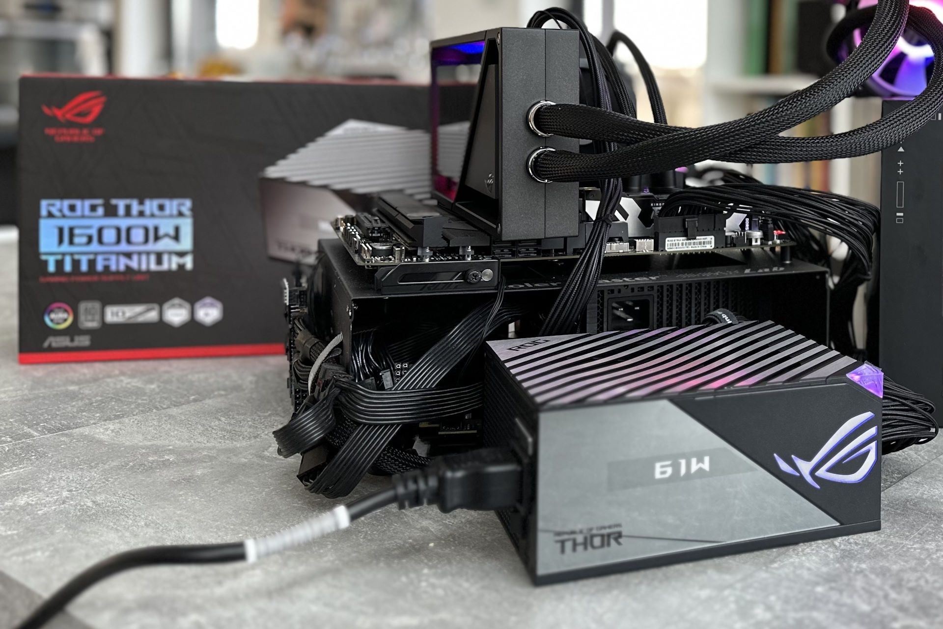 ASUS ROG THOR Titanium 1600 W - podłączony