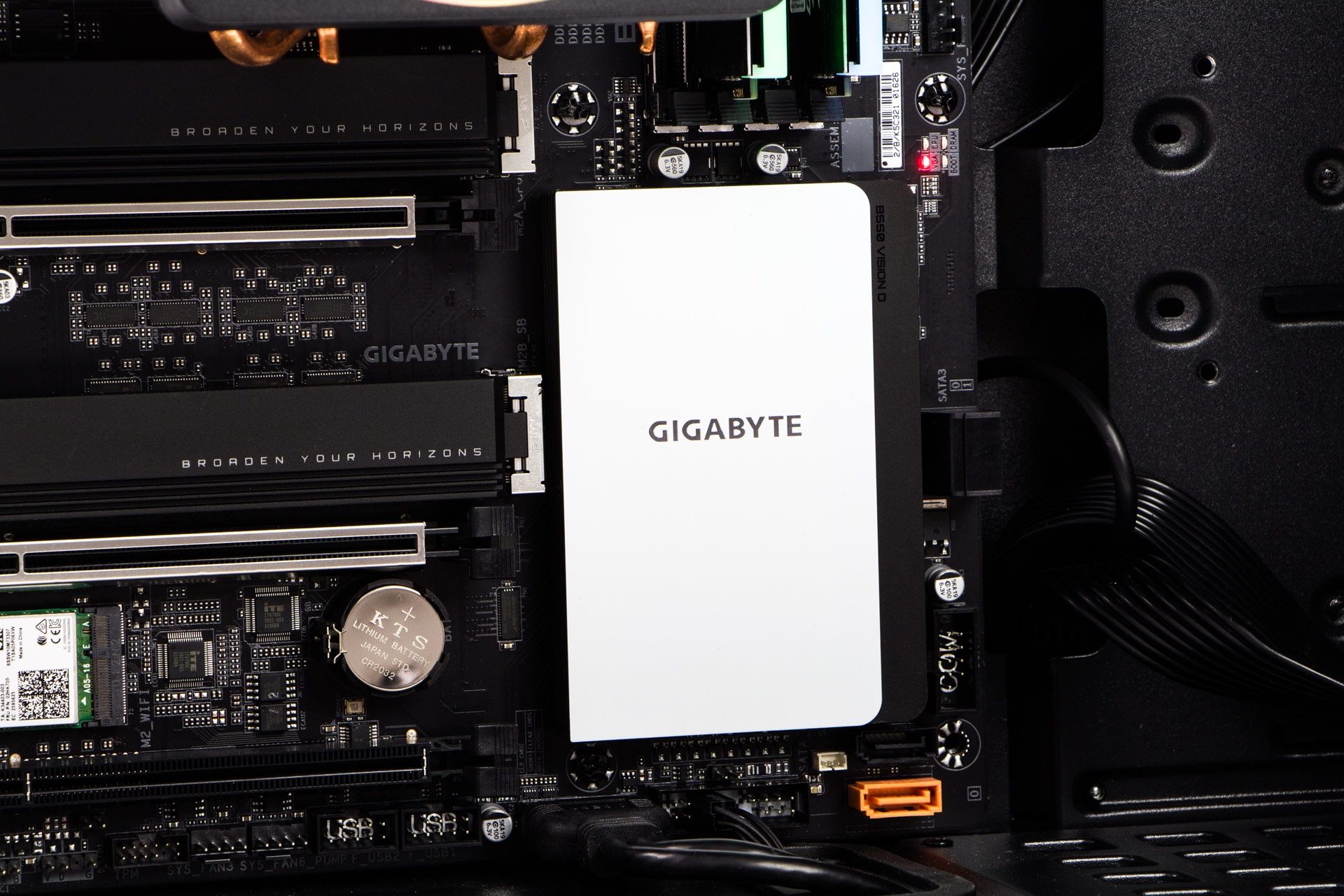 Gigabyte B550 Vision D - zbliżenie na radiator chipsetu