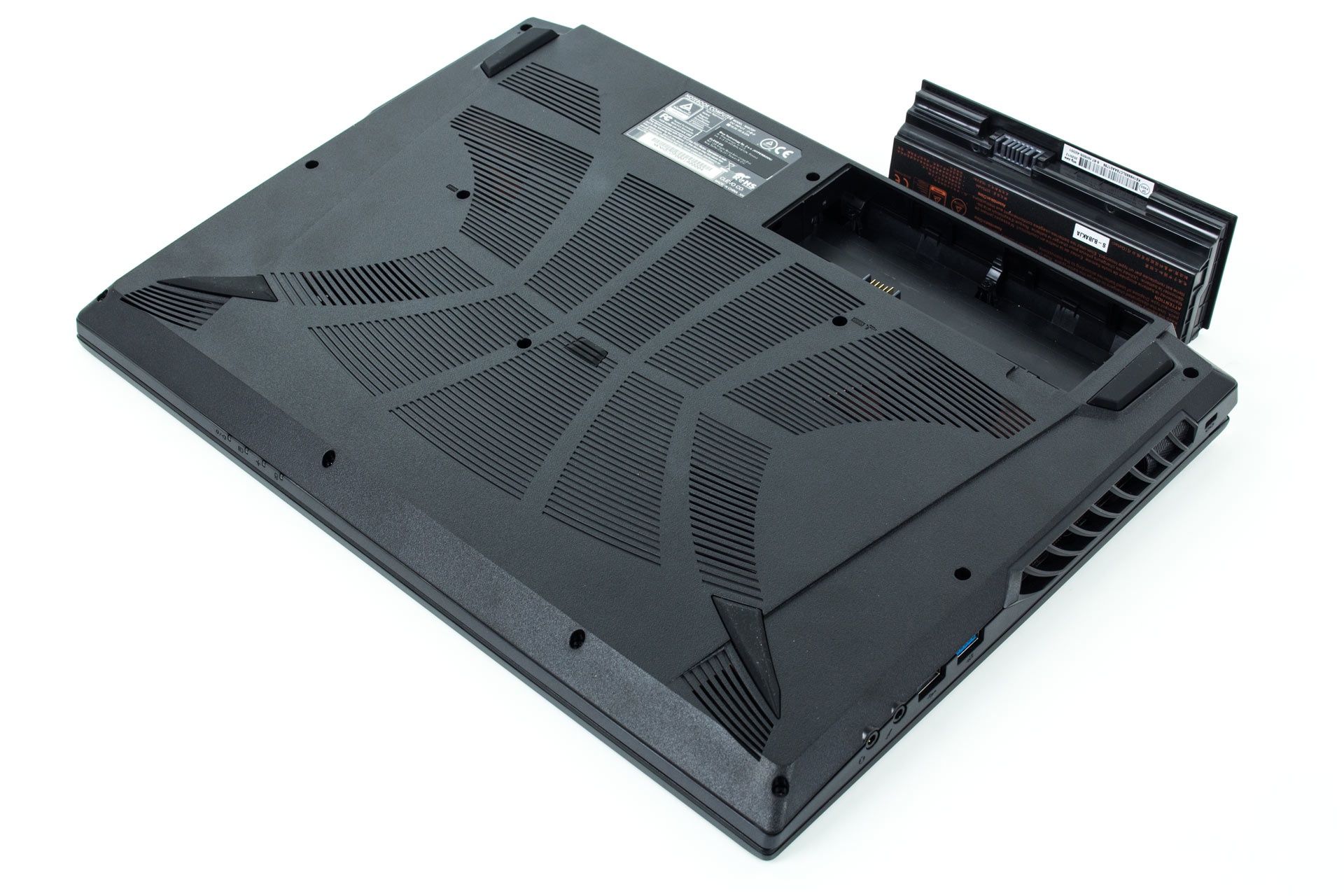 Hyperbook NH5 z RTX 3060 - od spodu (bateria)