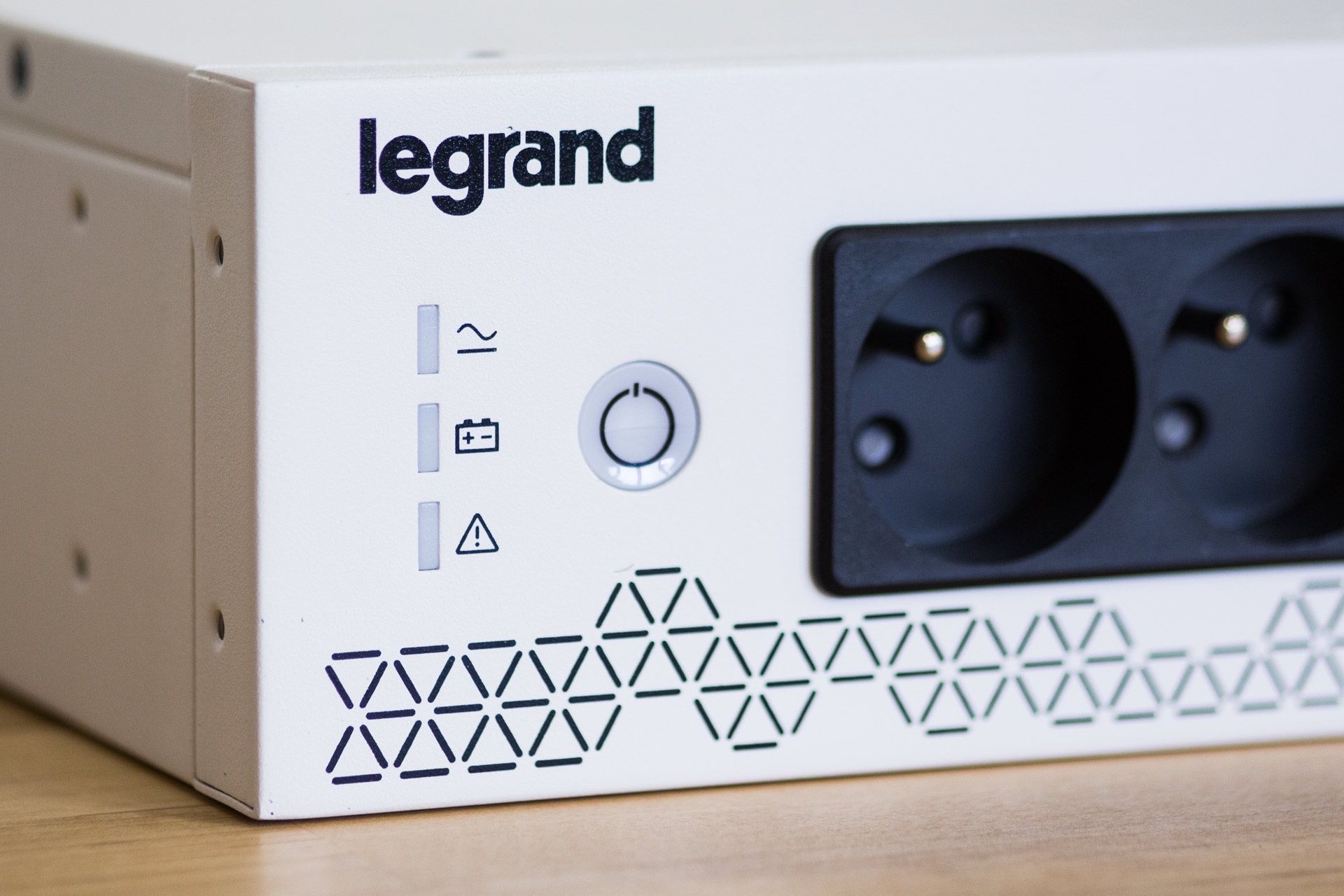 Legrand Keor PDU 800VA - diody i przycisk zasilania