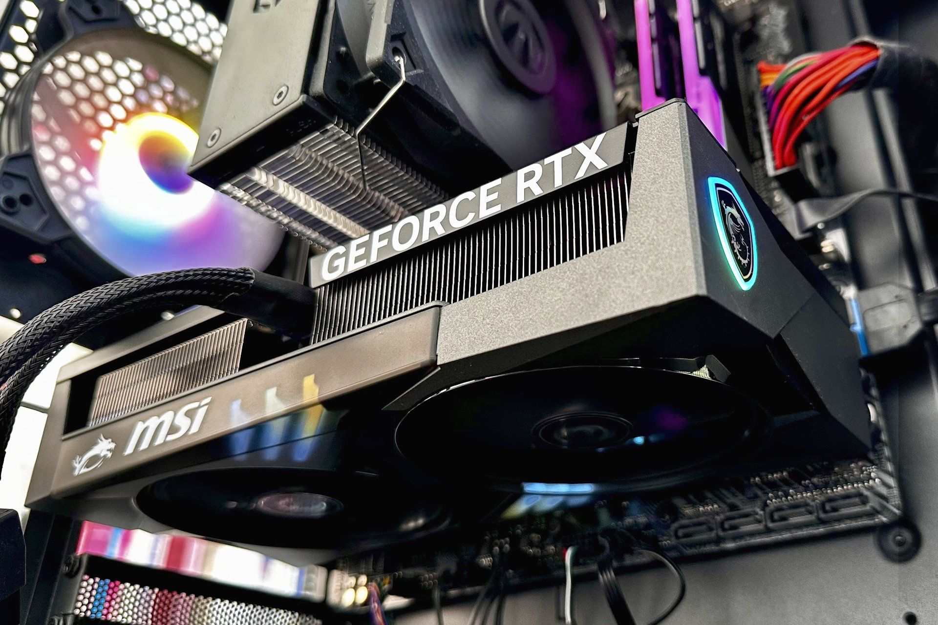 MSI GeForce RTX 5060 Ti Gaming OC - RGB przy wentylatorach