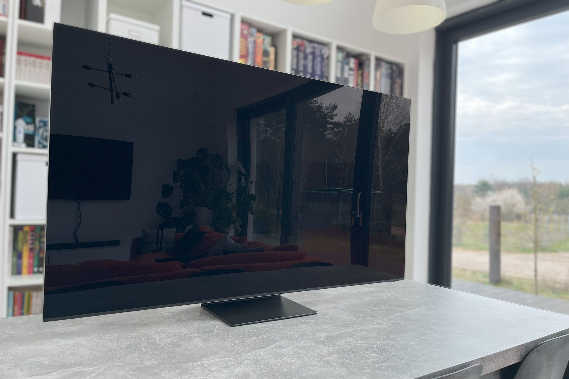 Samsung QN800C - z profilu