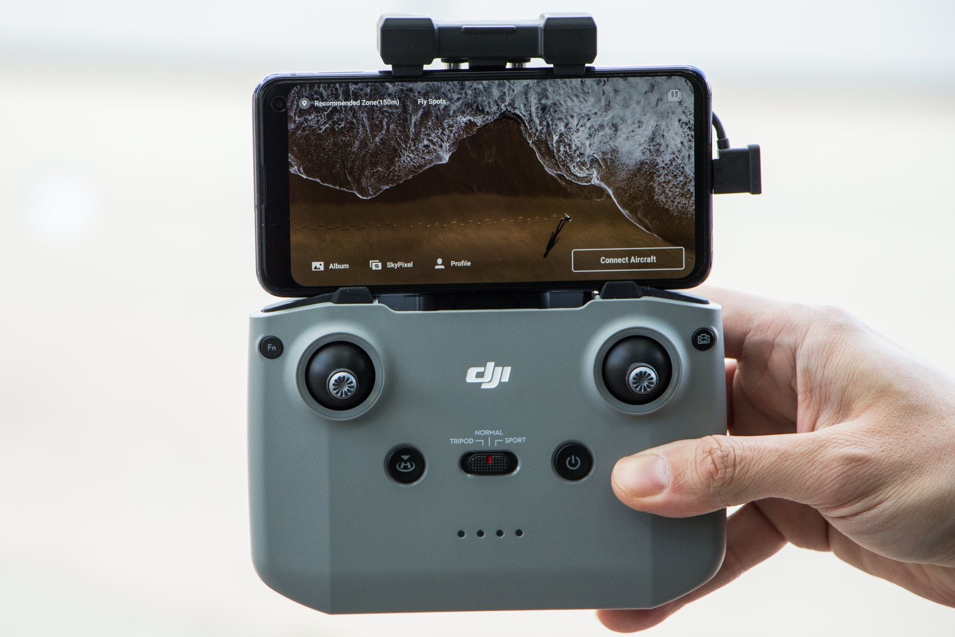 Dji Mavic Air 2 - nowa aparatura z zamocowanym smartfonem