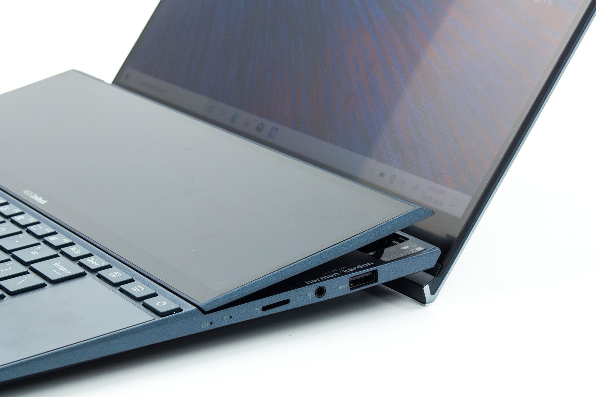 ASUS ZenBook Duo UX482E - porty po prawej stronie