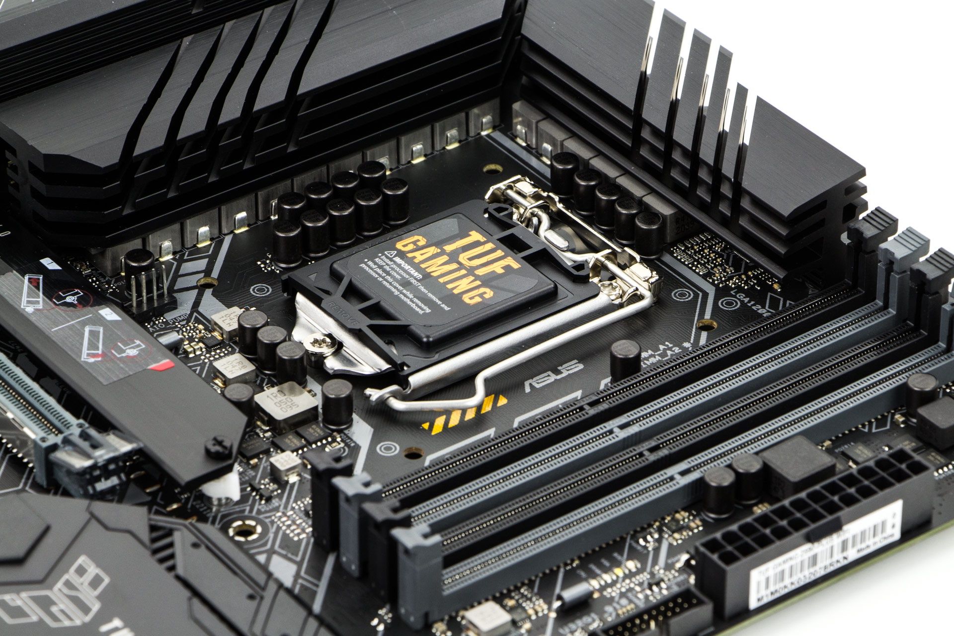 Płyta główna ASUS TUF Gaming Z590-Plus Wi-Fi - gniazdo procesora i banki RAM