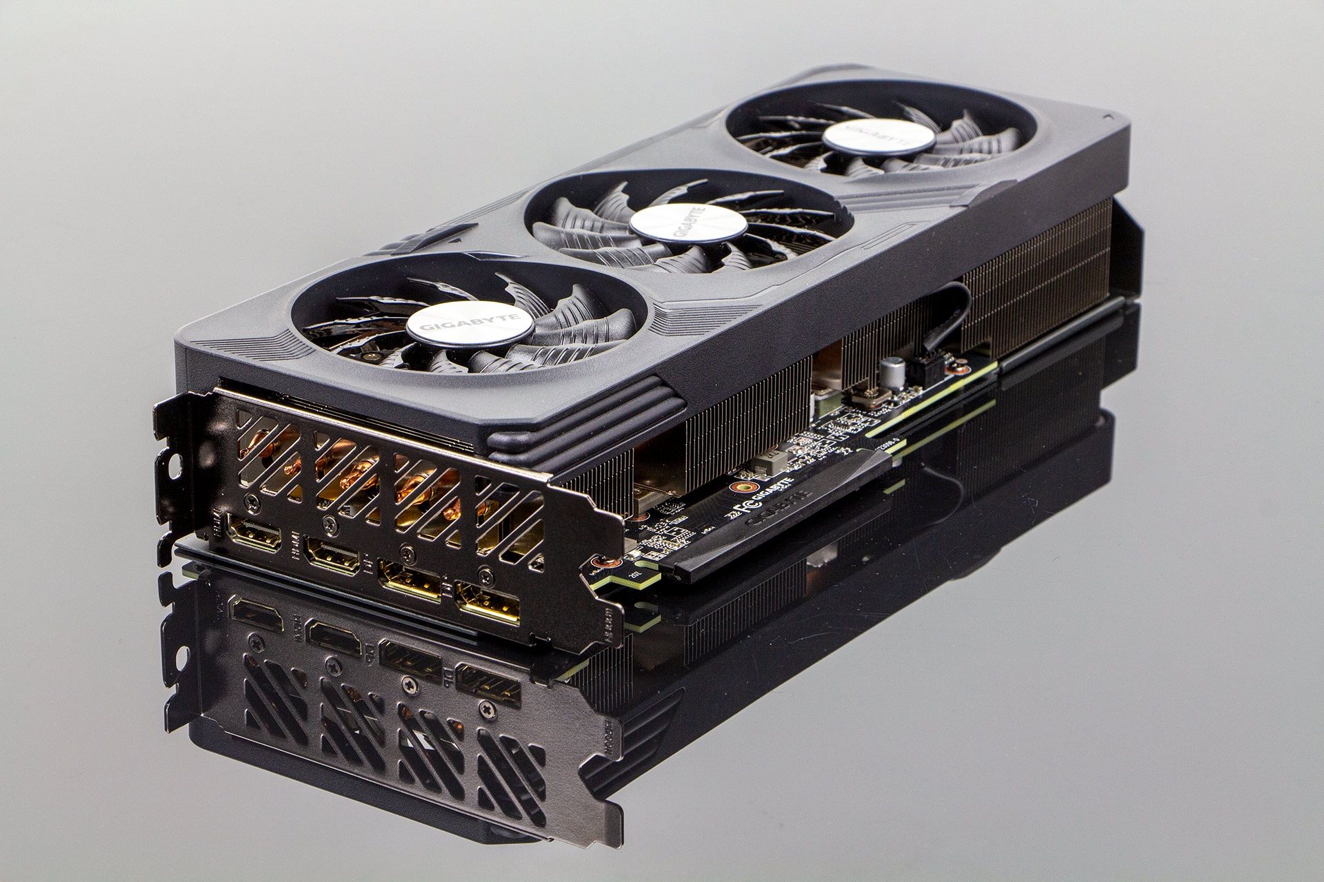 Gigabyte Radeon RX 7600 XT Gaming OC 16GB - z profilu