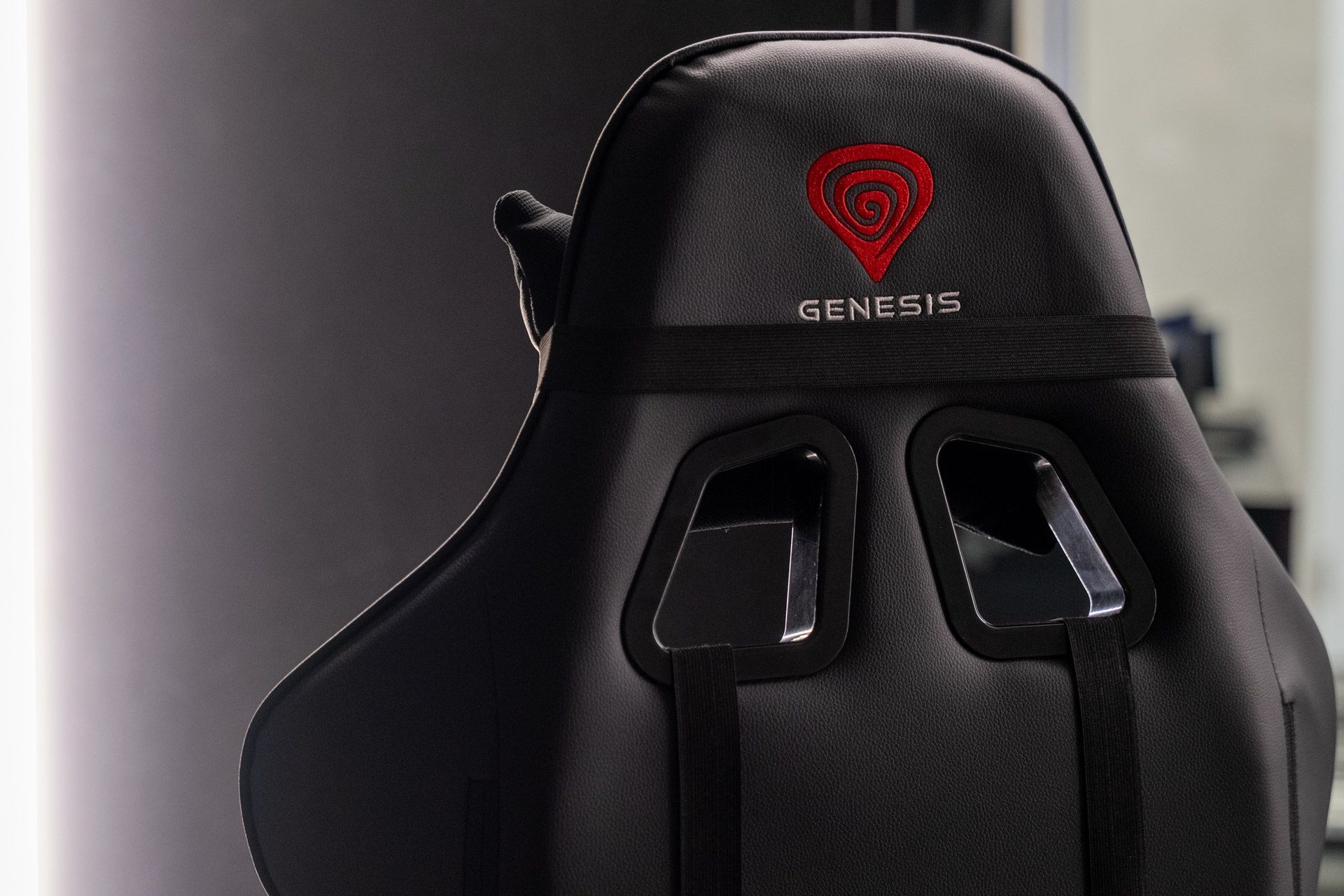 Fotel Genesis Nitro 550 G2 łączy dobrą jakość materiałów z lekkością