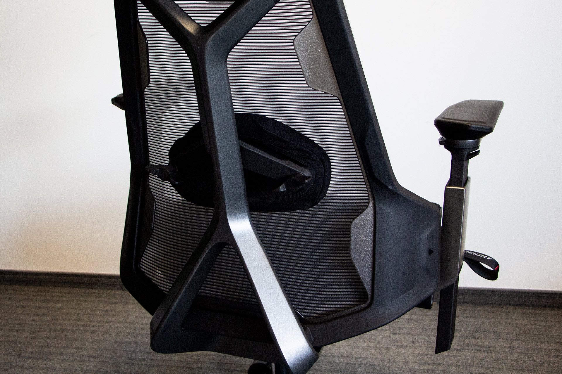 Asus ROG Destrier Ergo - regulacja podpórki ledźwiowej