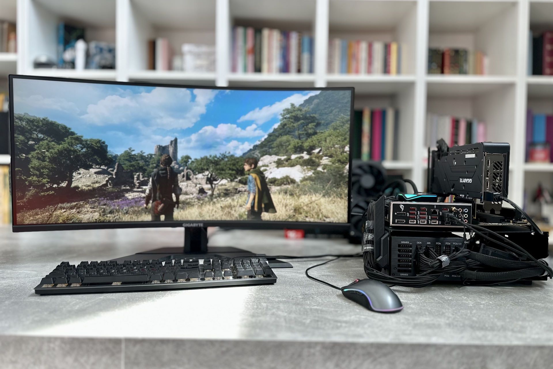 Gigabyte Radeon RX 7900 GRE Gaming OC z podłączonym Gigabyte GS34WQC Gaming Monitor