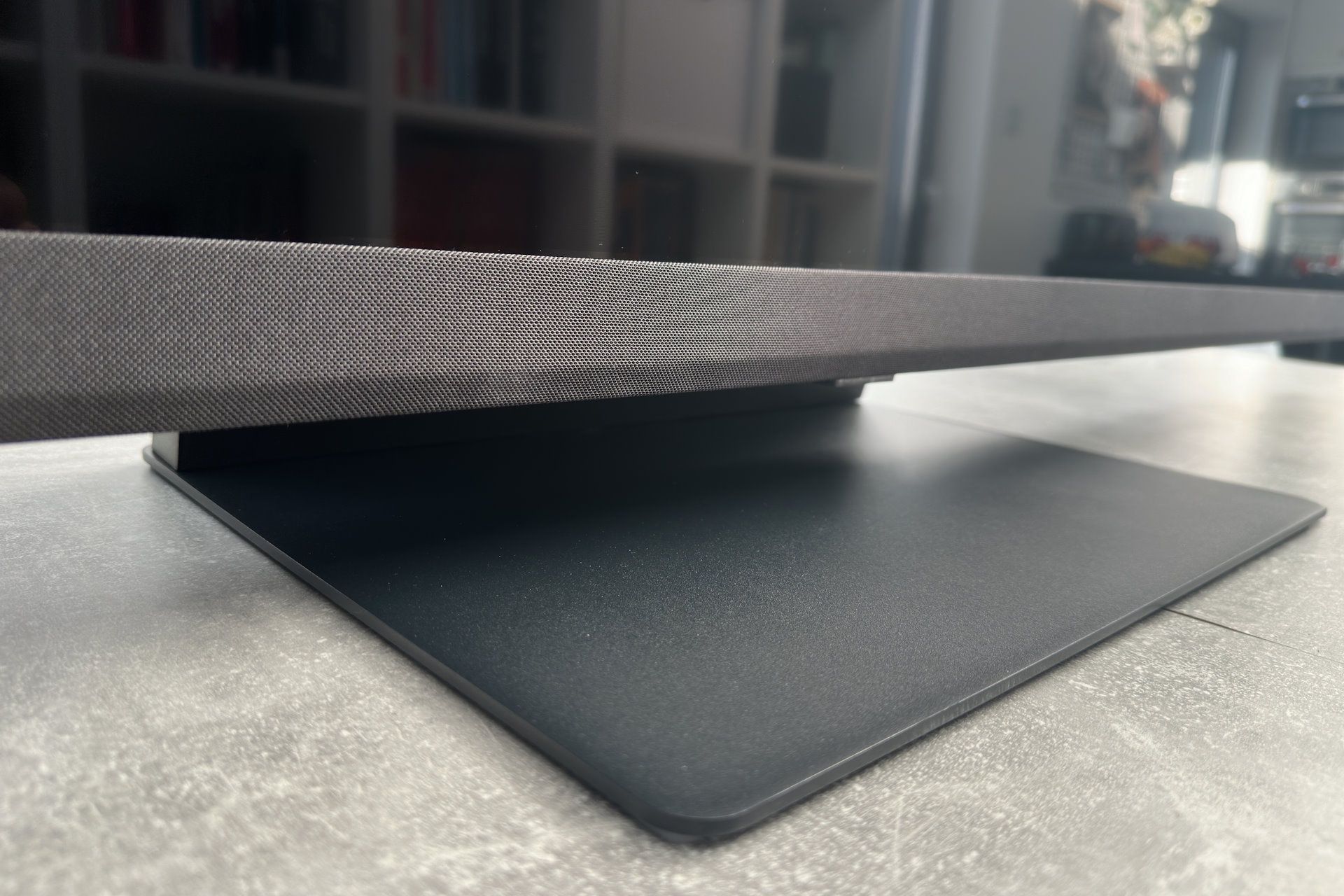 Hisense ULED 65U8KQ - na podstawce