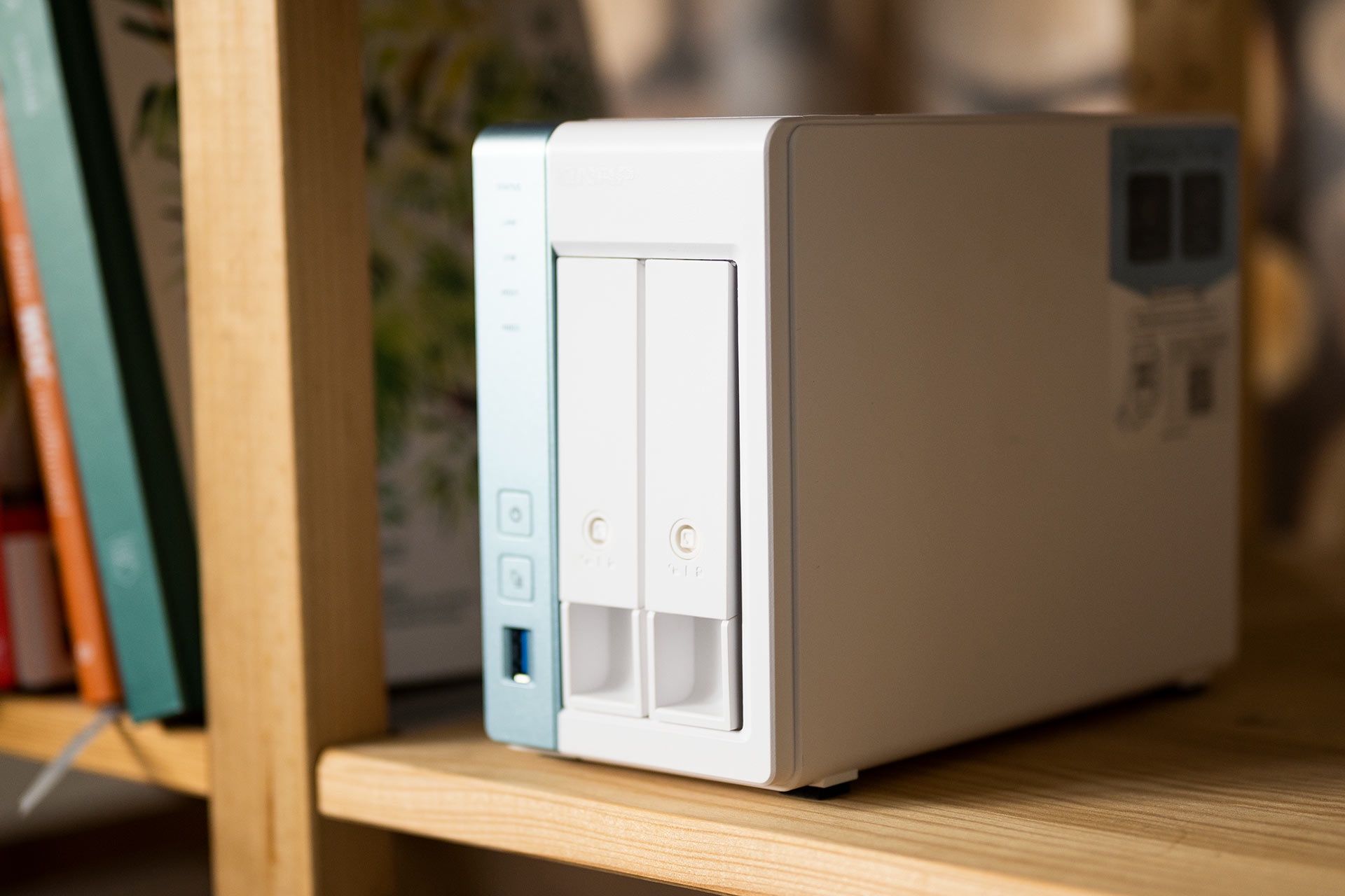QNAP TS-231P3 - Z prawego profilu