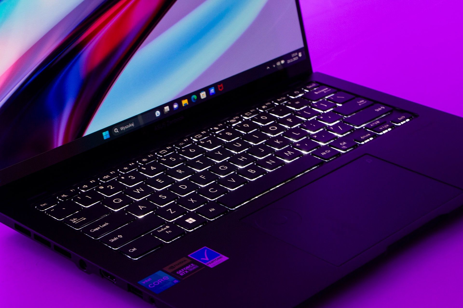 ASUS Zenbook Pro 14 UX6404 - z profilu
