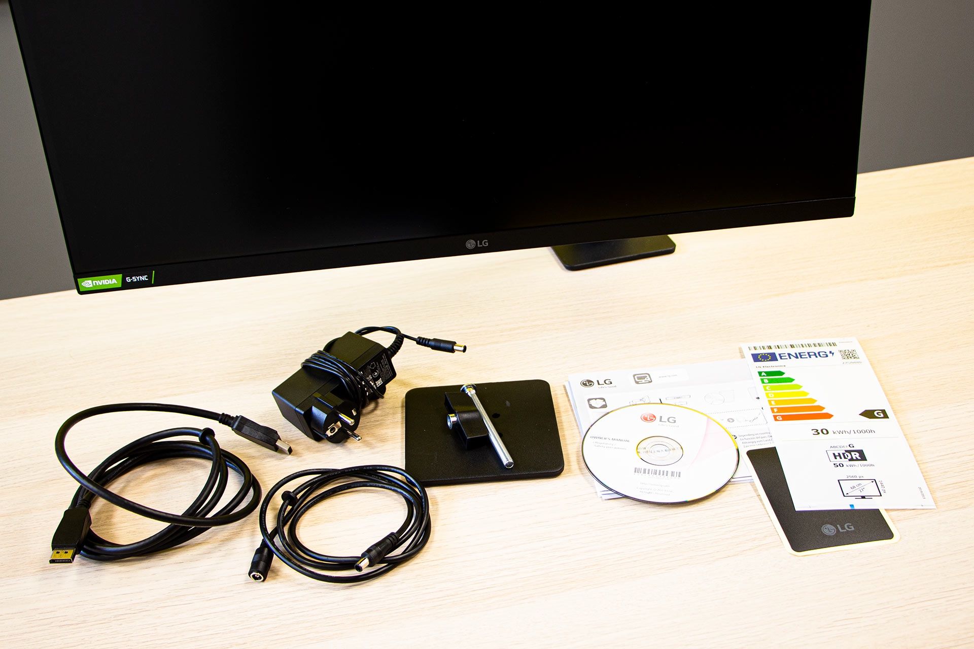 LG 27GN880-B Ergo - zawartość opakowania