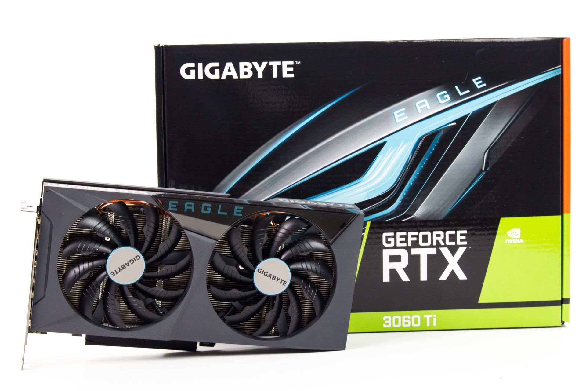Gigabyte GeForce RTX 3060 Ti Eagle OC obok pudełka