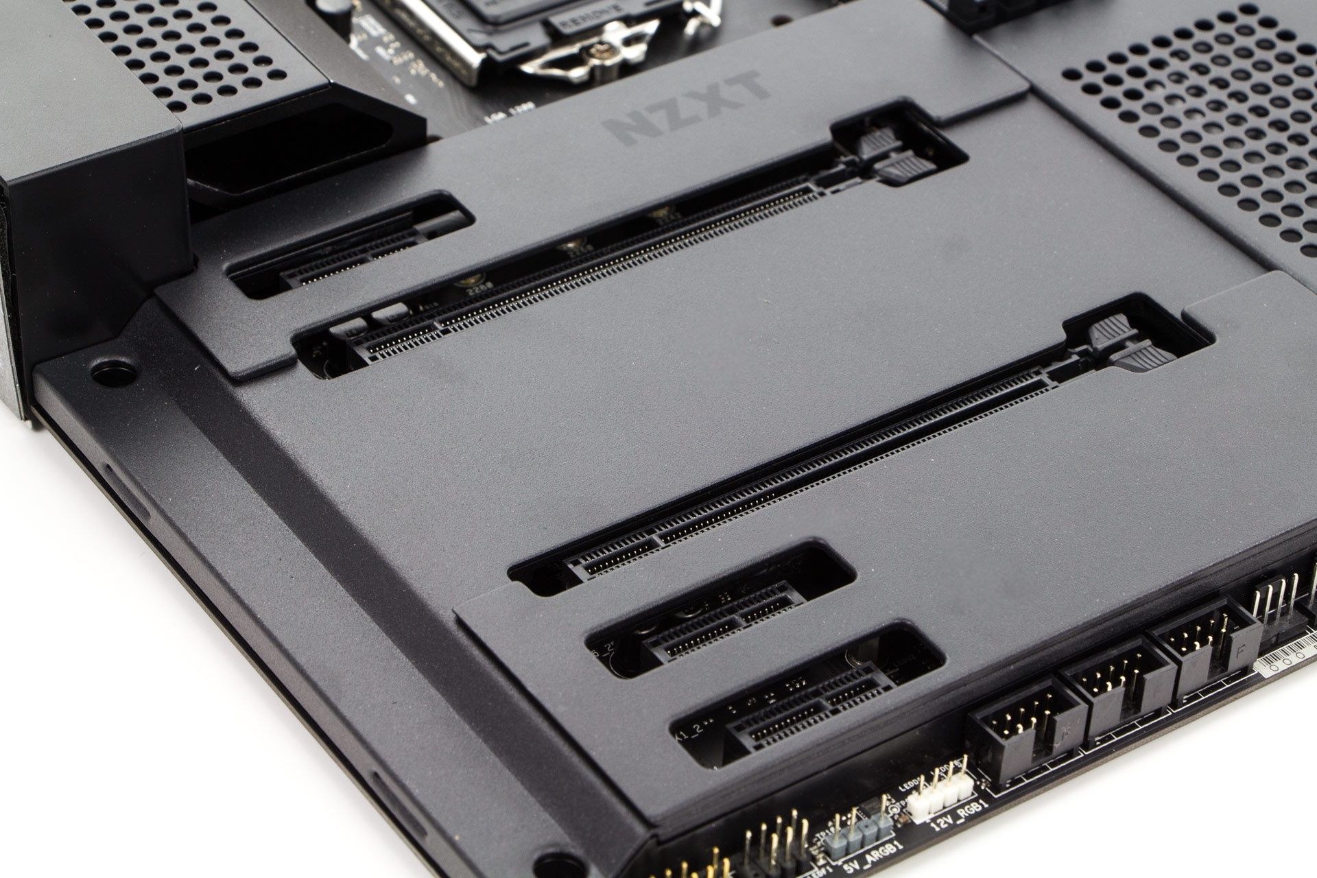 NZXT N7 Z490 - sloty