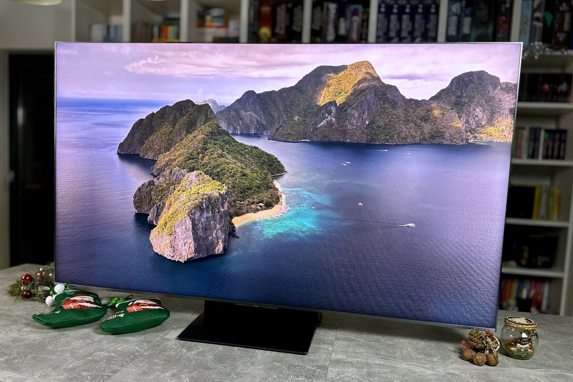 TCL 65C8K - z profilu włączony