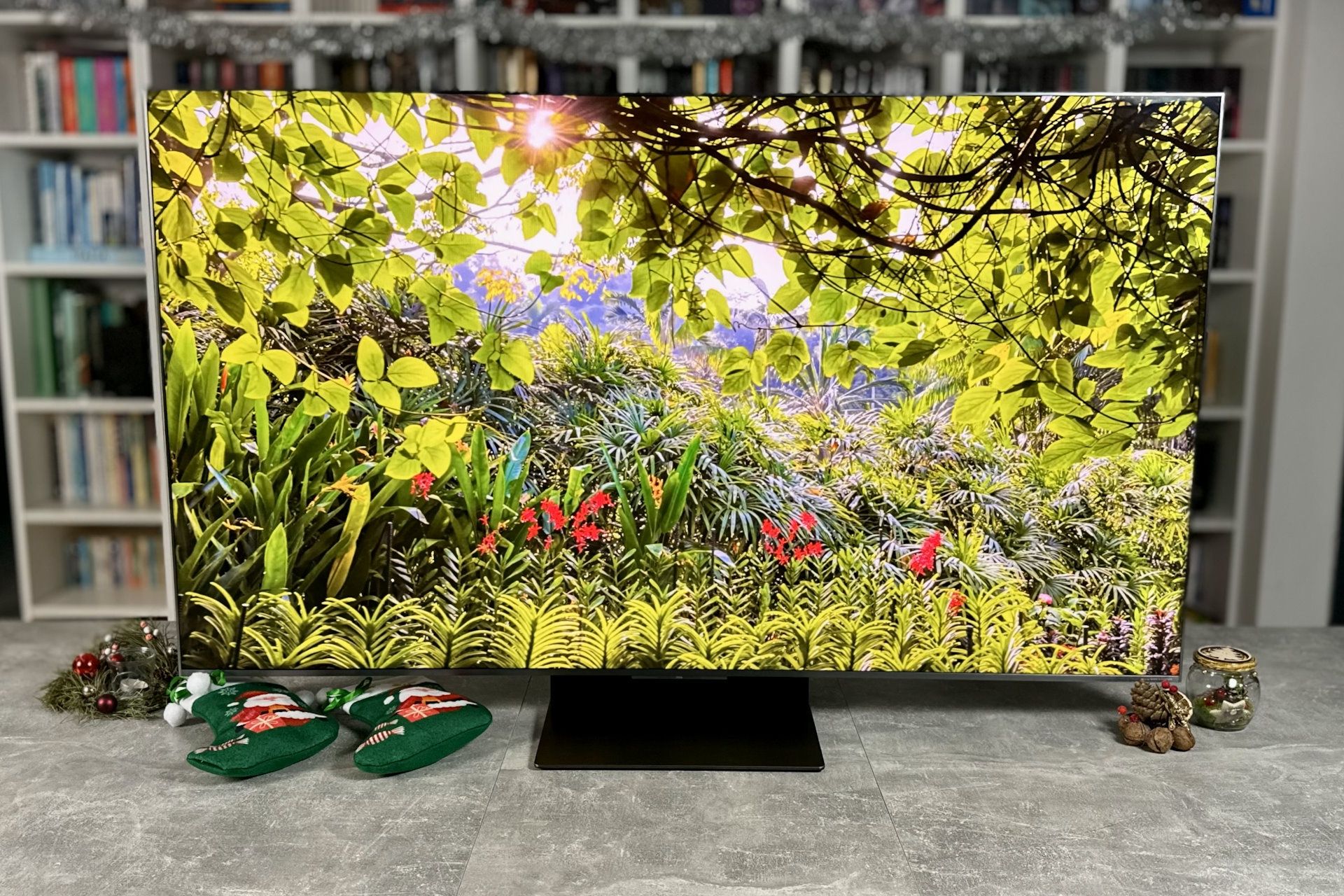 TCL 65C8K - na wprost włączony