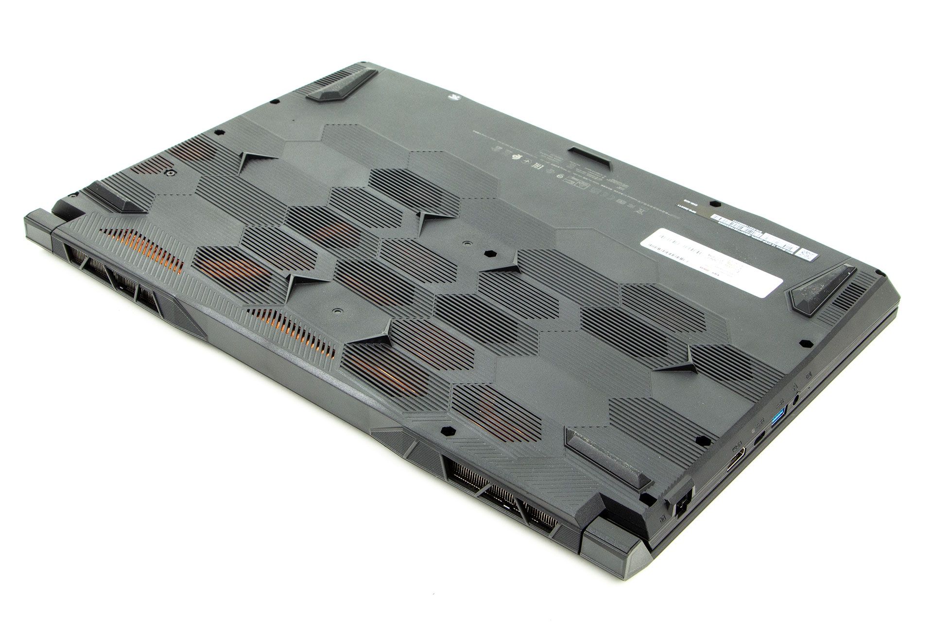 MSI Bravo 15 C7FV - od spodu