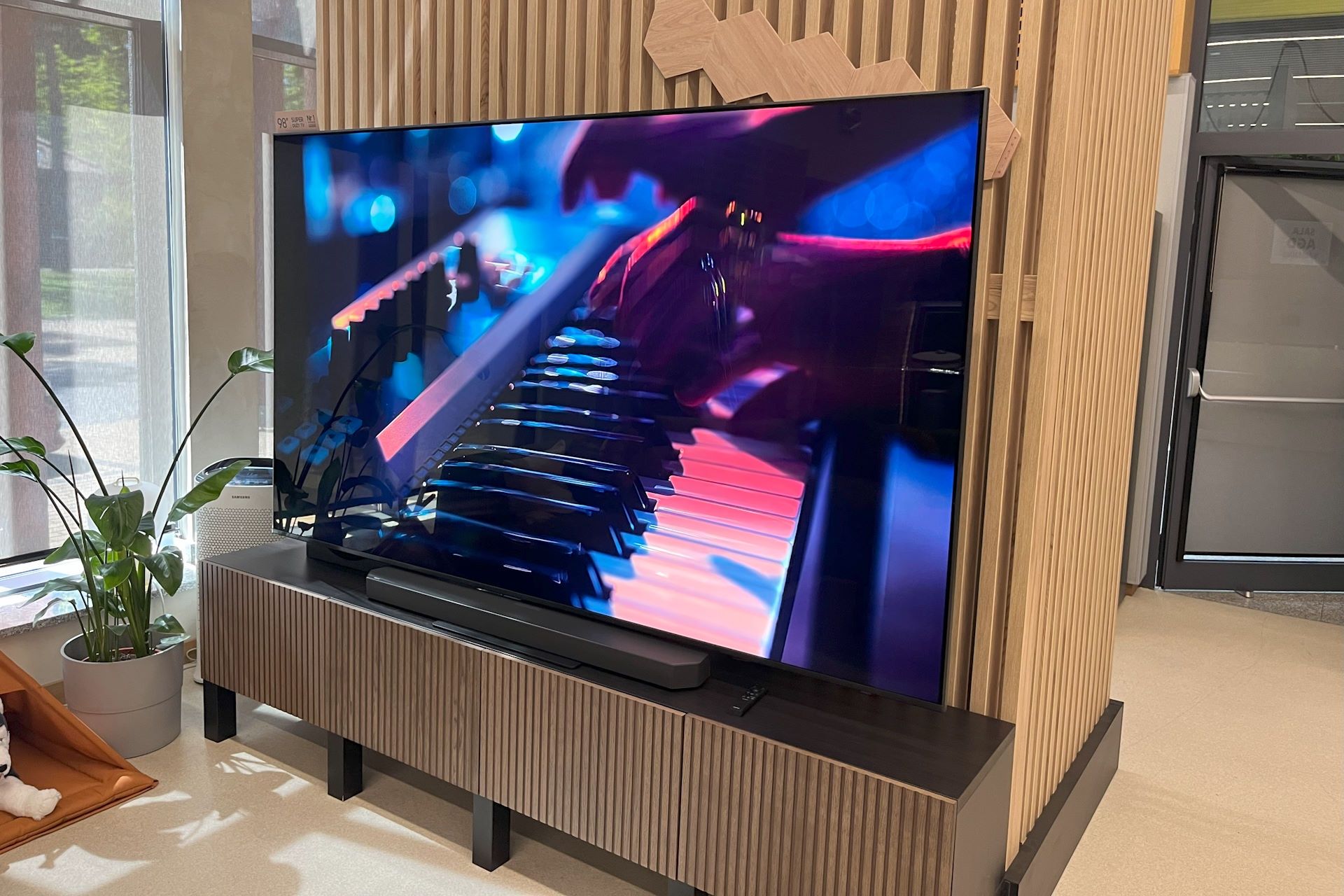 Samsung Neo QLED 4K 98QN90A - z profilu
