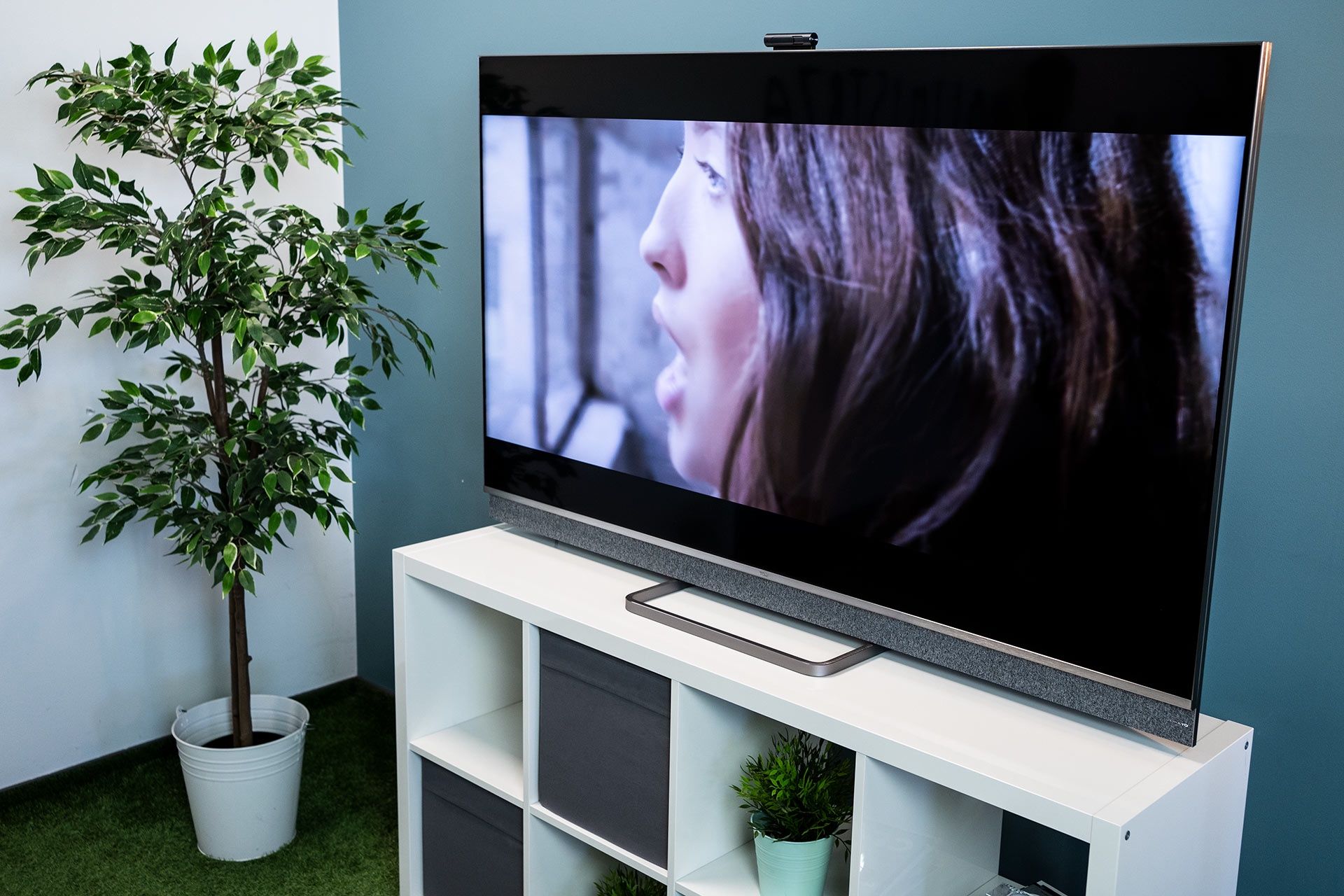 TCL 65C825 - na stoliku